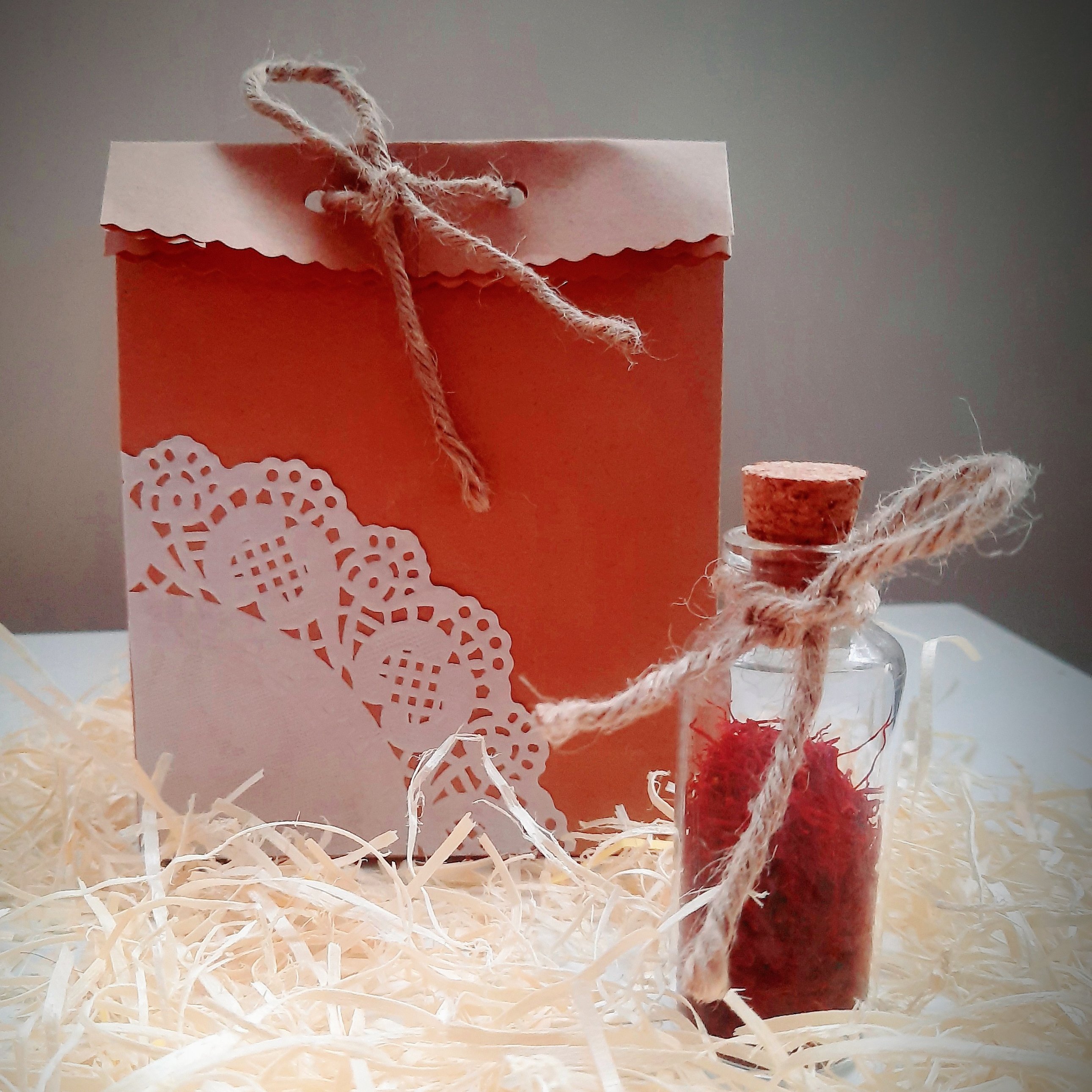 زعفران سرگل با بسته‌بندی شیشه‌ای