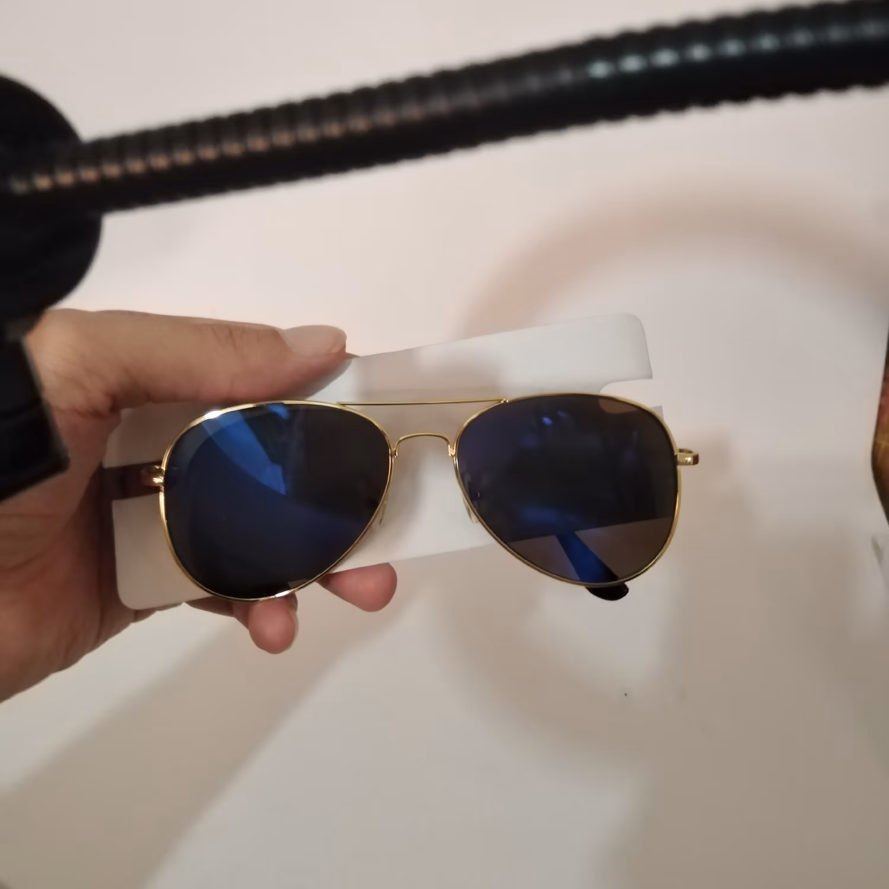 عینک مردانه ریبن شیشه رفلکس آبی دسته فلزی باریک 