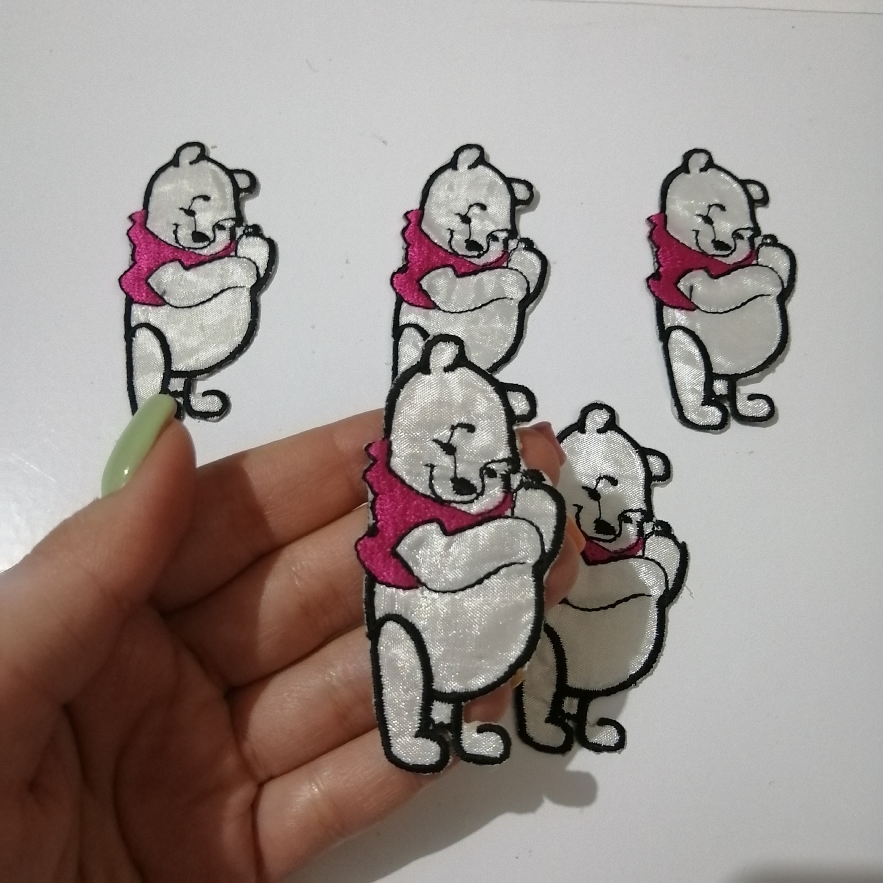 پچ لباس خیاطی برچسب استیکر لباس طرح پو صورتی سفید 