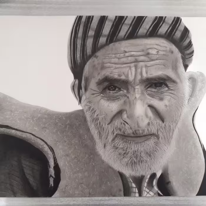 تابلوی سیاه قلم طرح پیرمرد مهربان
