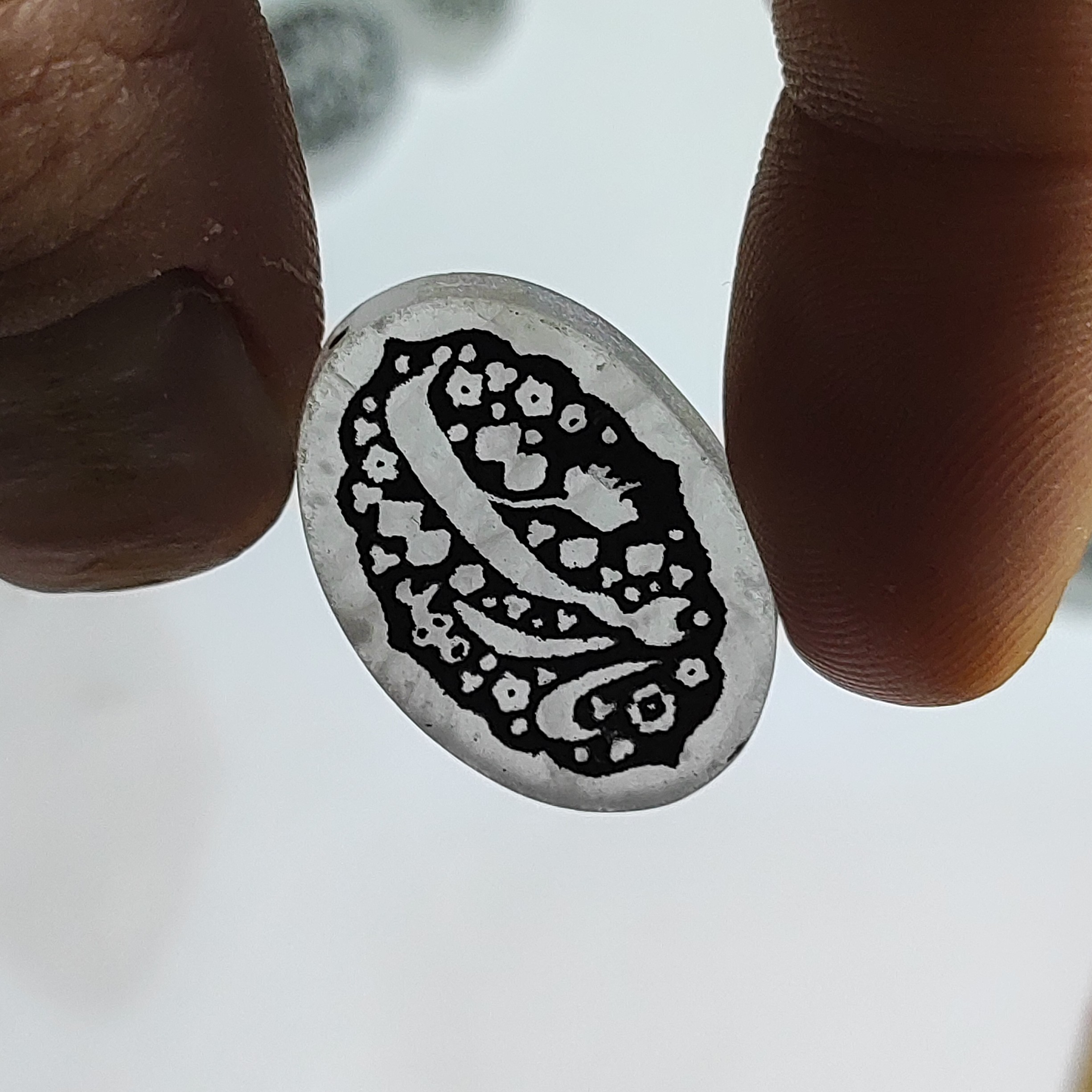 عقیق خطی سیاه قلم شده خطاطی یا زینب (ع) خط مهد حکاکی برجسته 