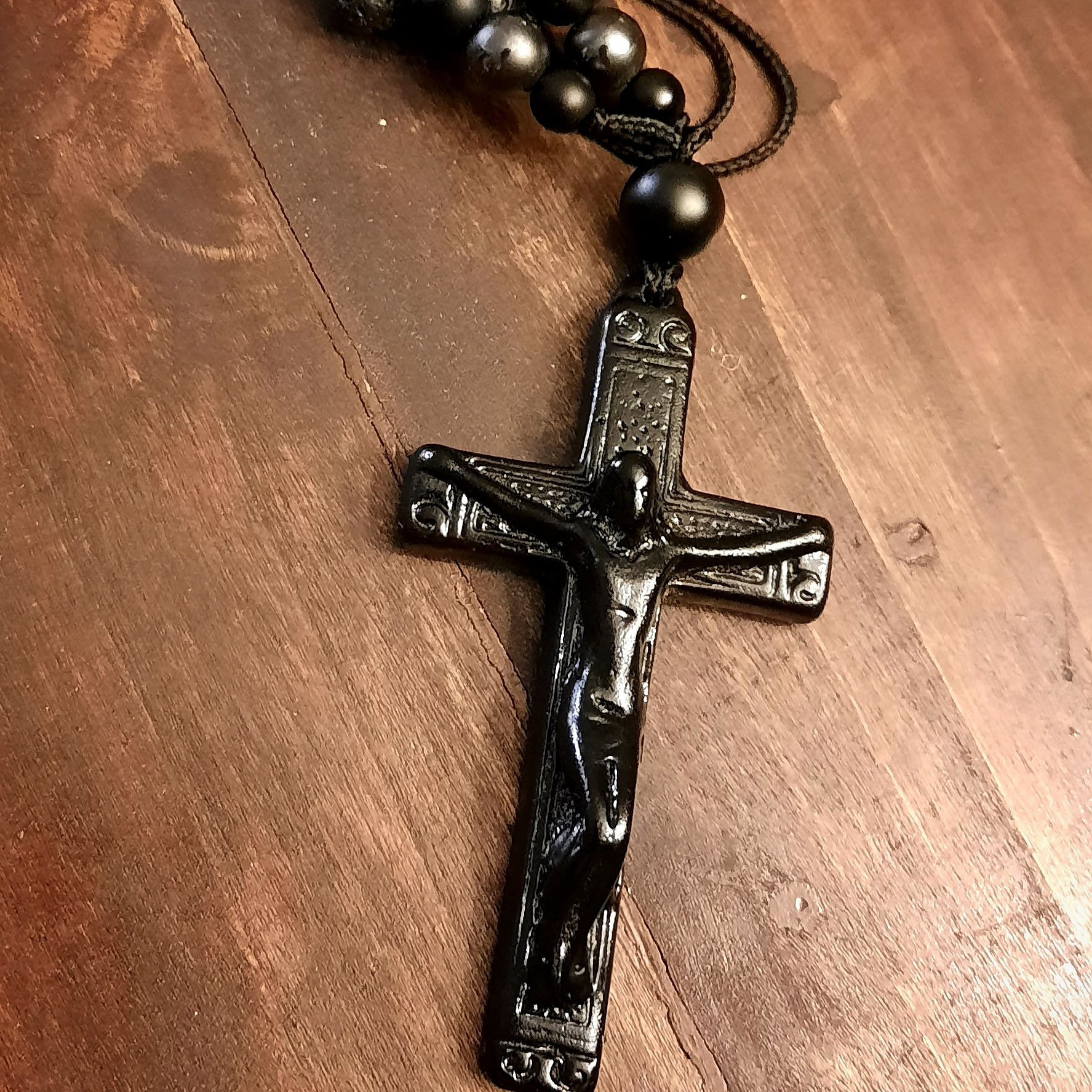 گردنبند صلیب مشکی با مسیح برحسته