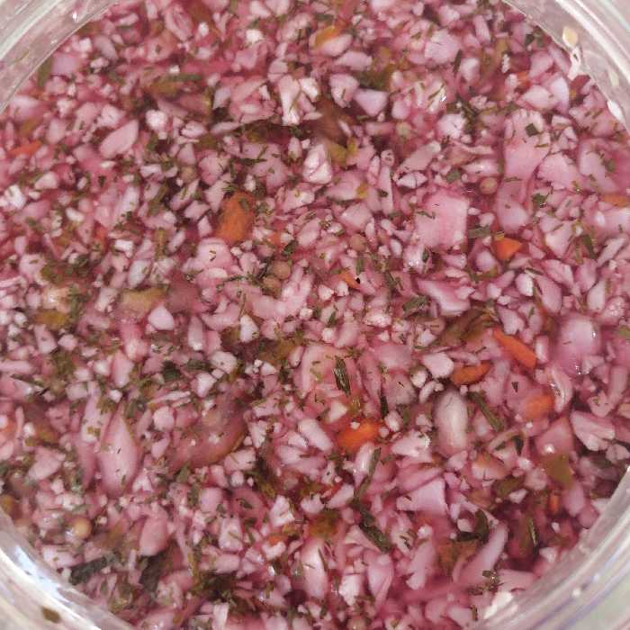 ترشی  کلم قرمز همراه سبزیجات معطر 