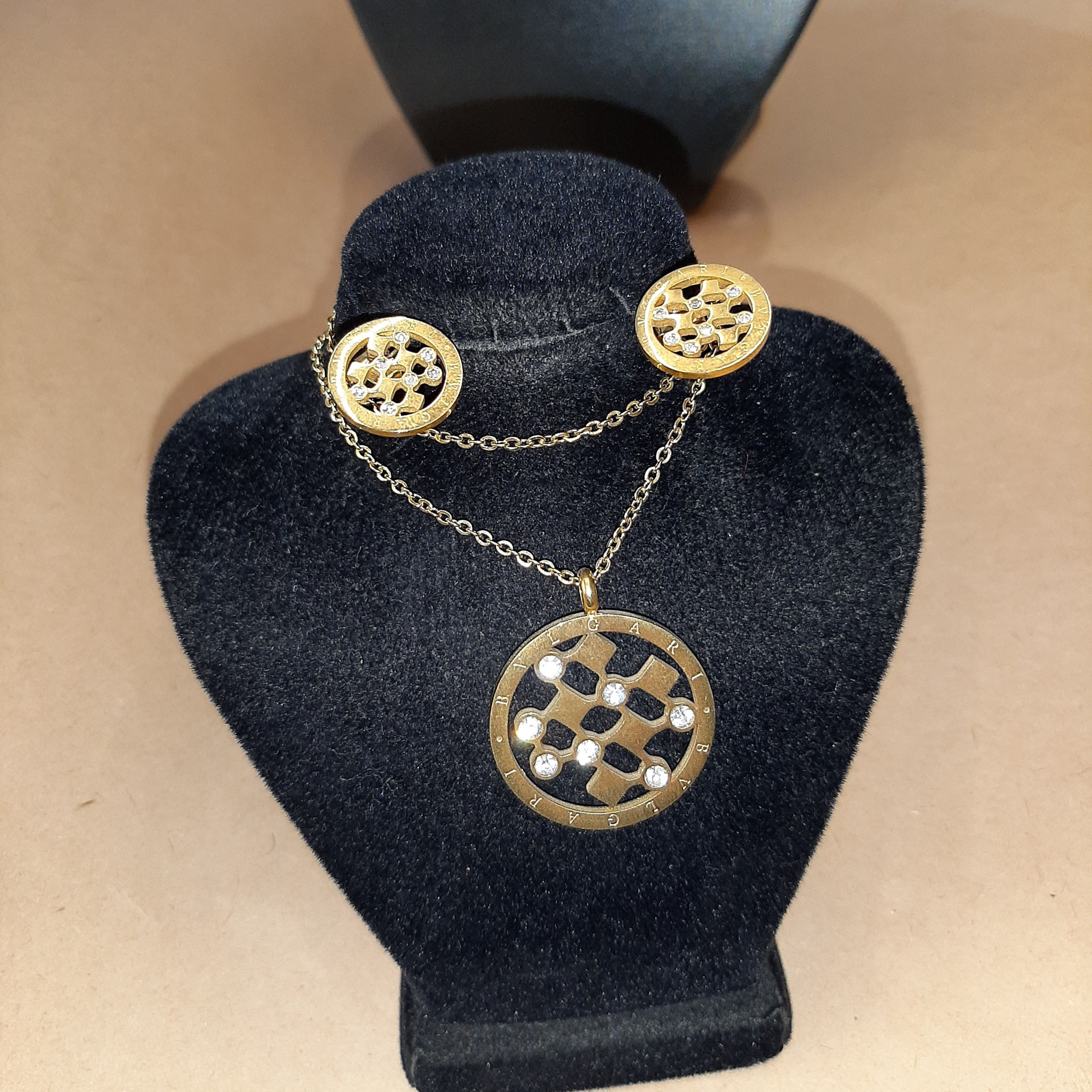 نیم ست بازنجیر ورنگ ثابت نگین دار رنگ طلایی شیک وزیبا