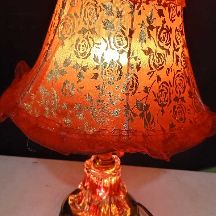 آباژور چراغ اطاق خواب لمسی که با لمس دست  خاموش وروشن میشود