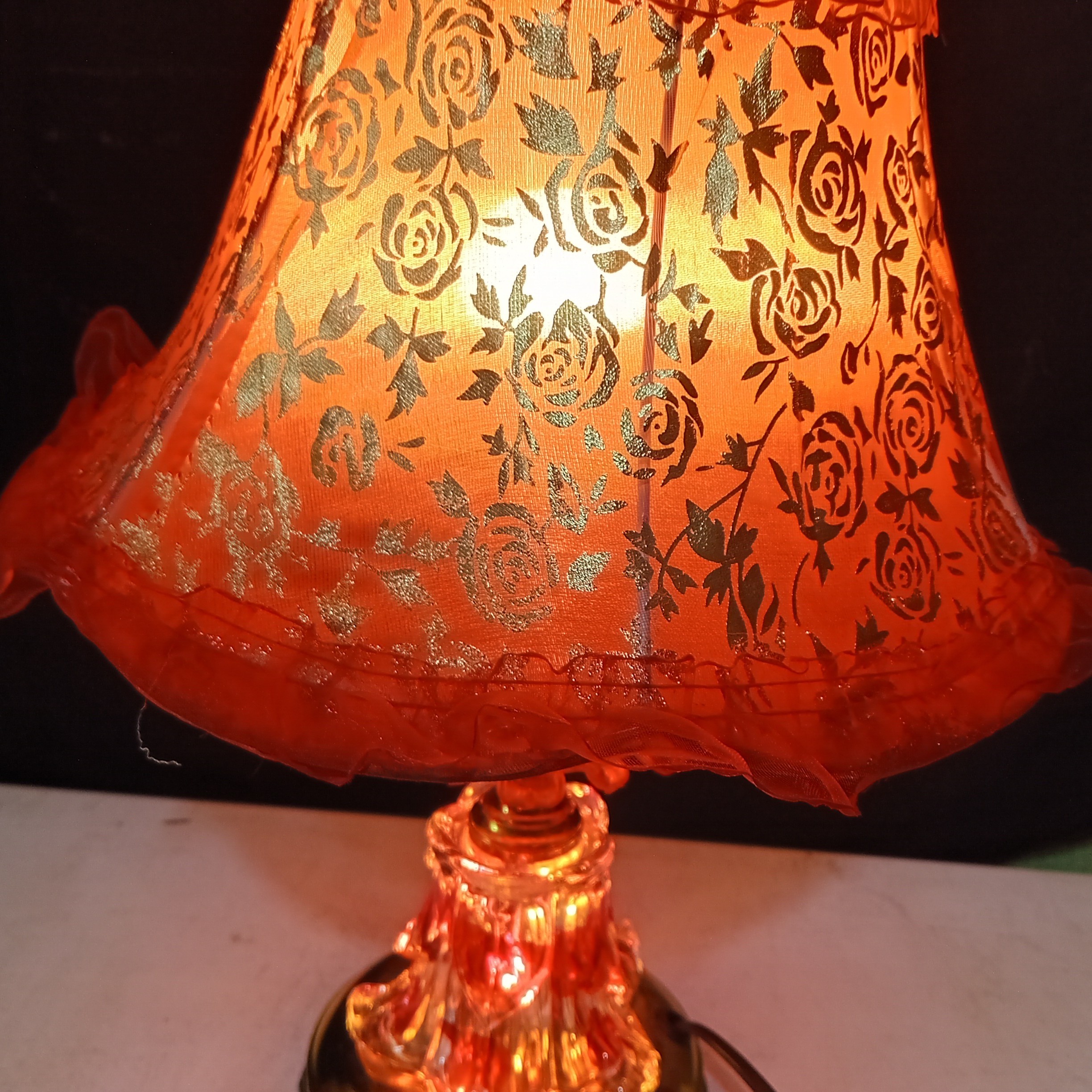 آباژور چراغ اطاق خواب لمسی که با لمس دست  خاموش وروشن میشود