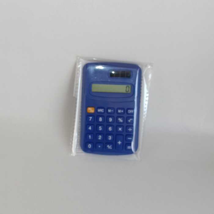 ماشین حساب جیبی ساده در رنگ بندی مختلف 