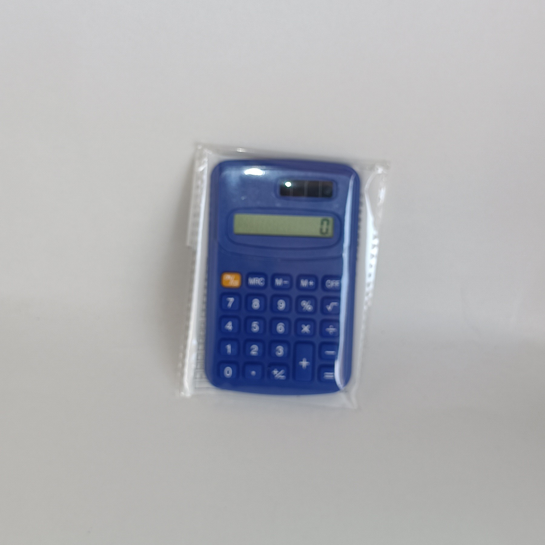 ماشین حساب جیبی ساده در رنگ بندی مختلف 