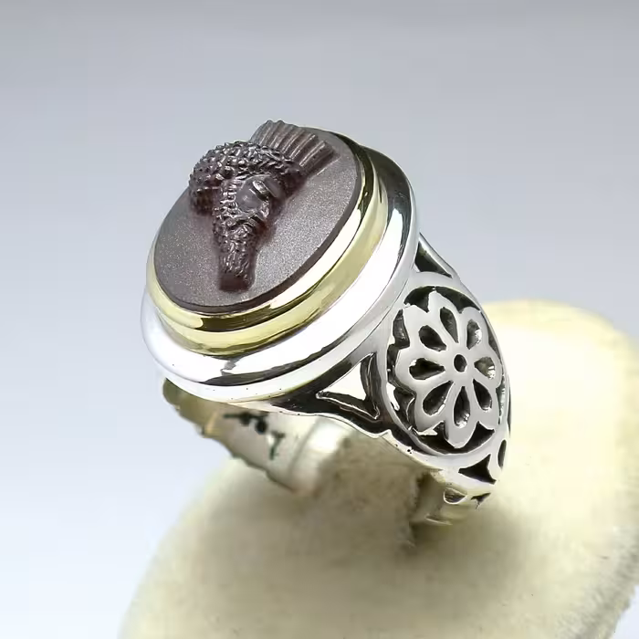 انگشتر گارنت سرخ، سردیس داریوش حکاکی برجسته تماما کارِدست