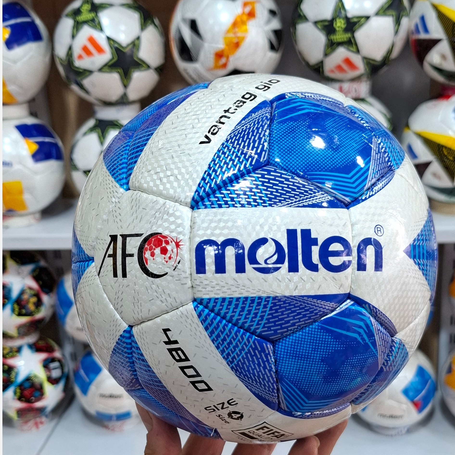 توپ فوتبال مولتن سایز 4 اصلی با ضمانت وسوزنی وارسال رایگان در ارزانکده توپ کرمان 