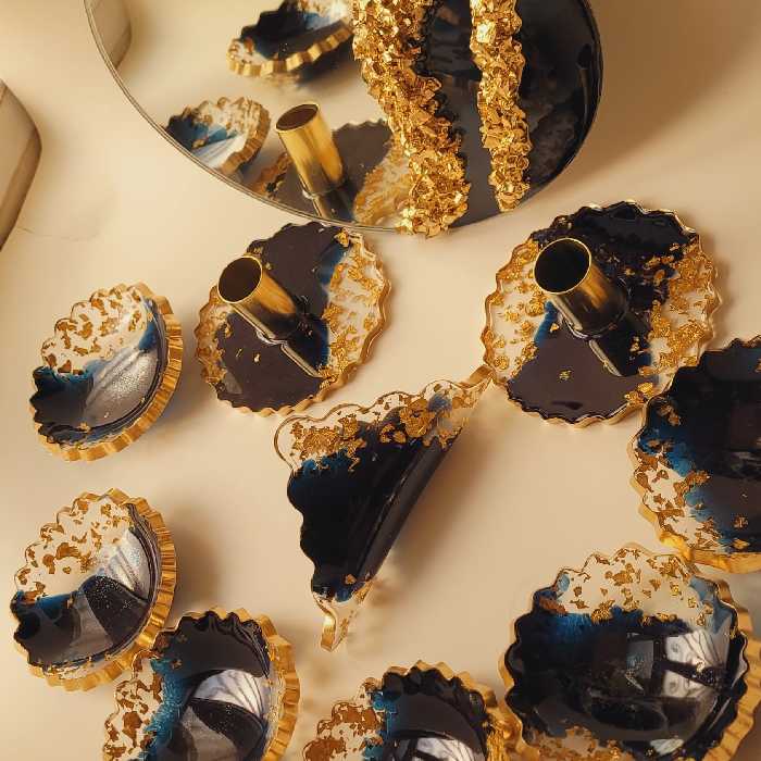 هفت سین رزینی سرمه ای و طلایی به قطر 13 سانت به همراه اینه قطر 20 سانت و دو عدد جا شمعی و جا دستمال کاغذی