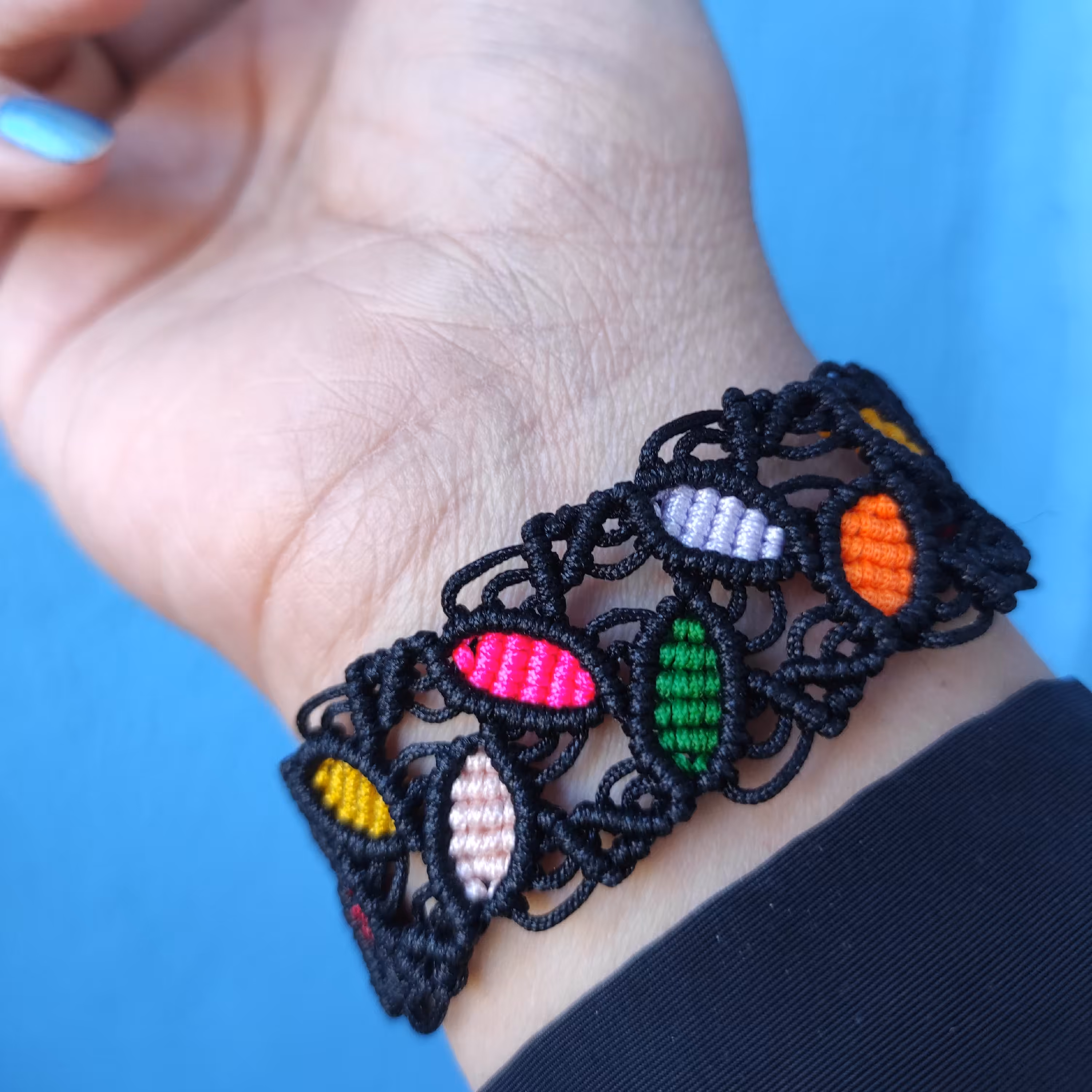 دستبند پاییز مشکی (الهام گرفته از برگهای چندرنگ پاییز)