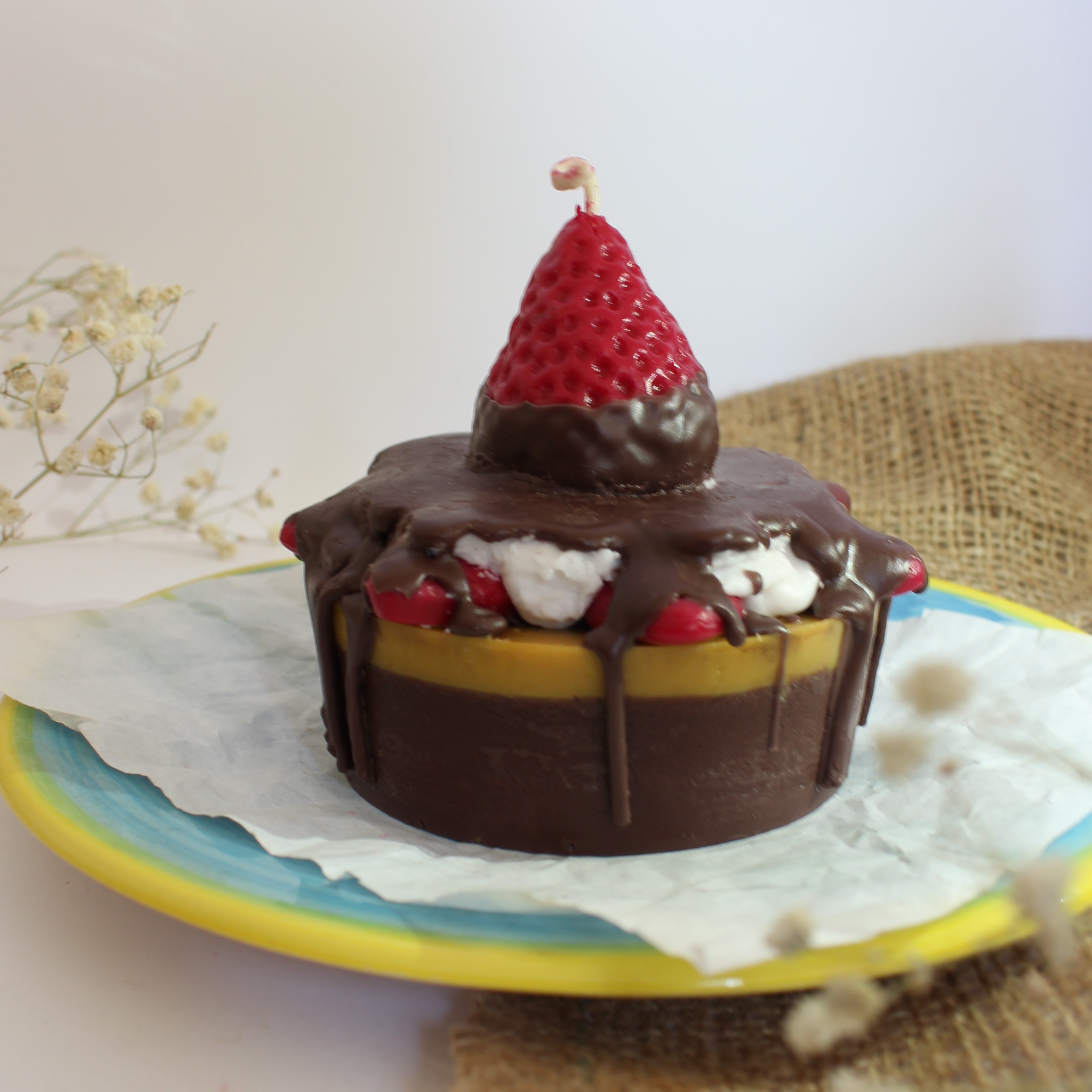 شمع کیکی توت فرنگی شکلاتی