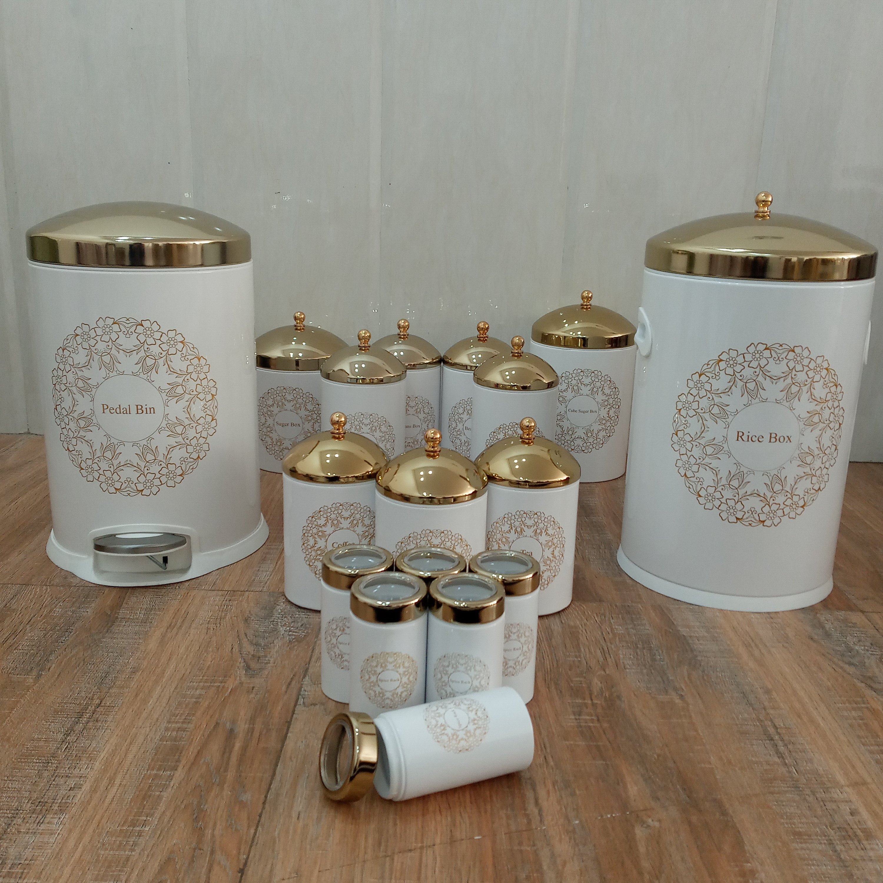 سرویس آشپزخانه 17 پارچه سامست مدل گاردنیا  رنگ سفید درب طلایی 