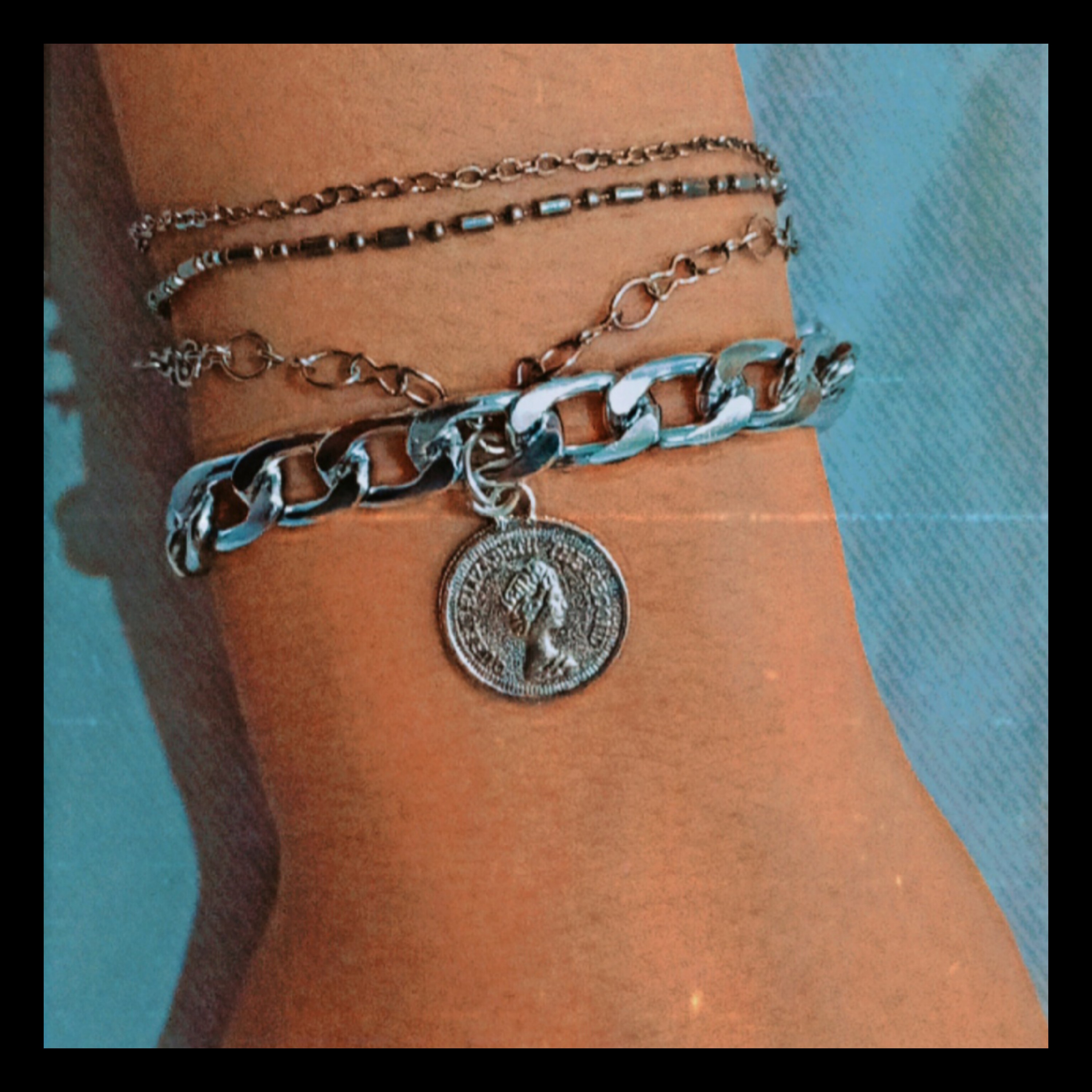 دستبند کارتیر نقره ای رنگ چاار لاینه همراه با پلاک الیزابت