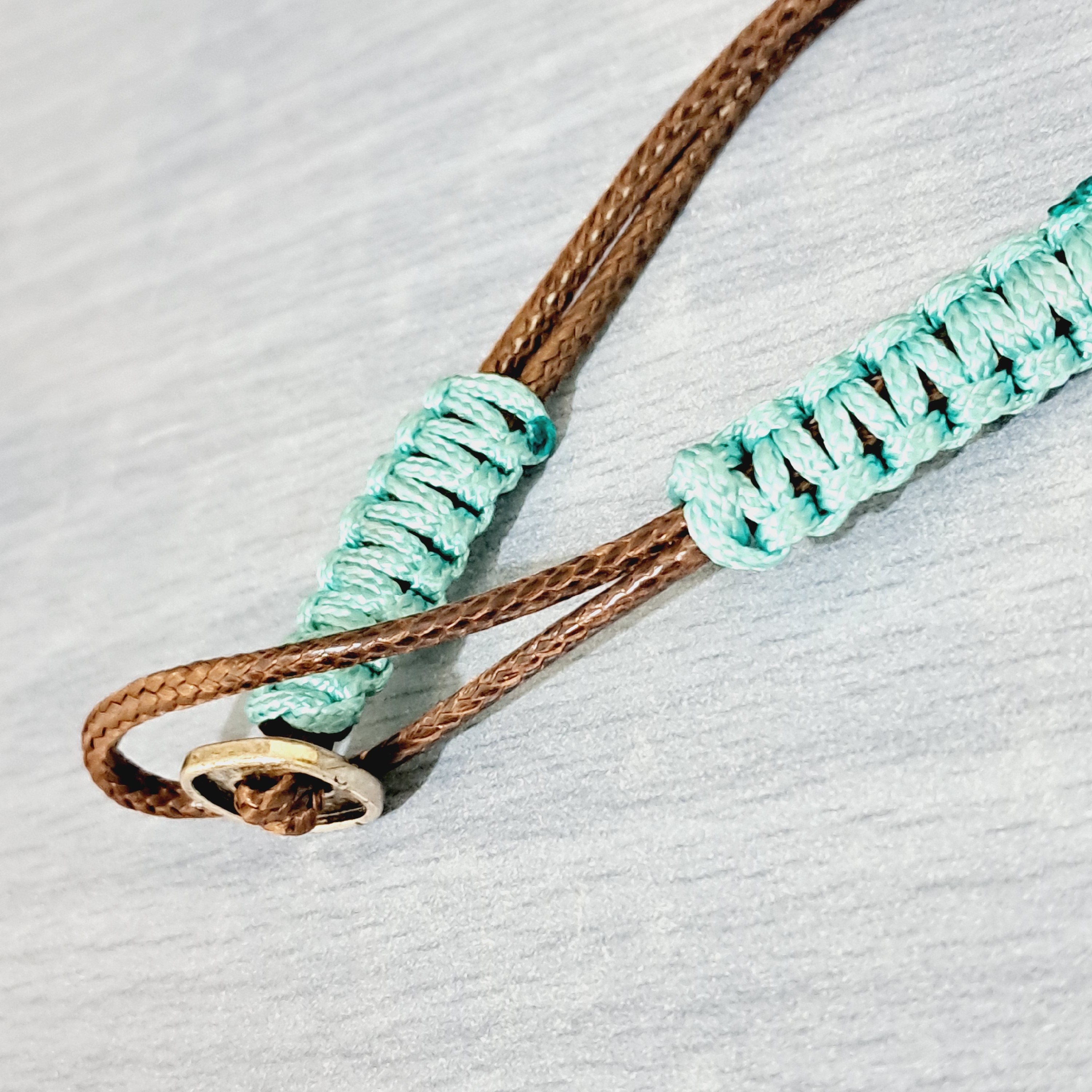 دستبند چرم مصنوعی قابل تنظیم 2 لاینی محکم و فری سایز...روزانه بدلیجات 50 درصد تخفیف رو استوری میکنیم.مارو دنبال کنید.