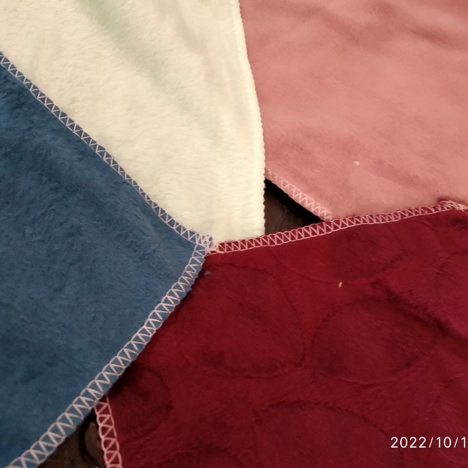 دستمال میکروفایبر مدل پتویی تکی مخصوص ظروف و سطوح و شیشه و ....
جنس فوق العاده عالی 
سایز 19د19 سانتی متر 
بدون پرز و لک