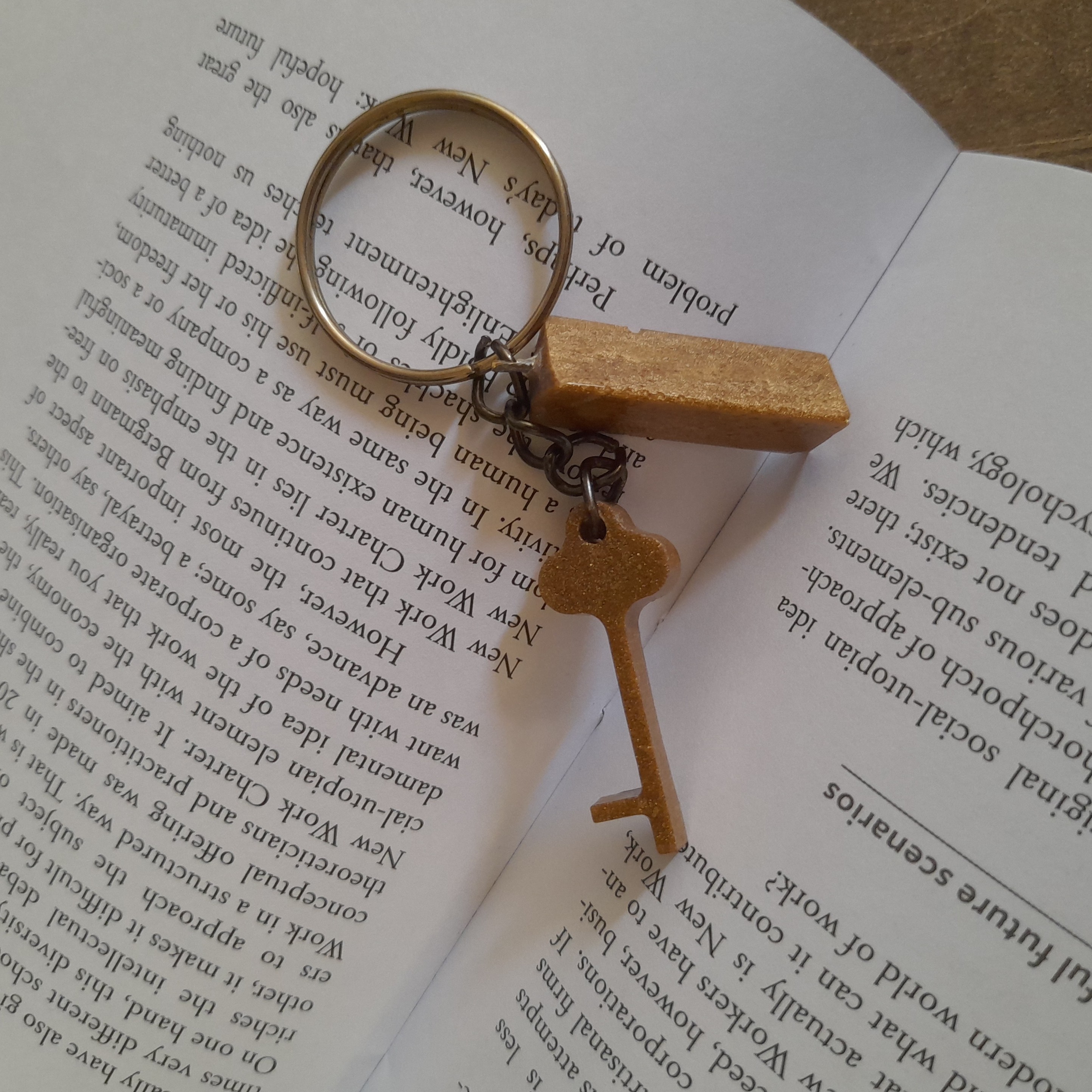 جاکلیدی طرح کلید جاکلیدی رزینی جاسوئیچی آویز ماشین 