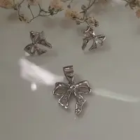 نیم ست ظریف و زیبای نقره خارجی  با ابکاری طلا سفید به صورت رادیوم و قفل گوشواره میخی با بست نقره 
