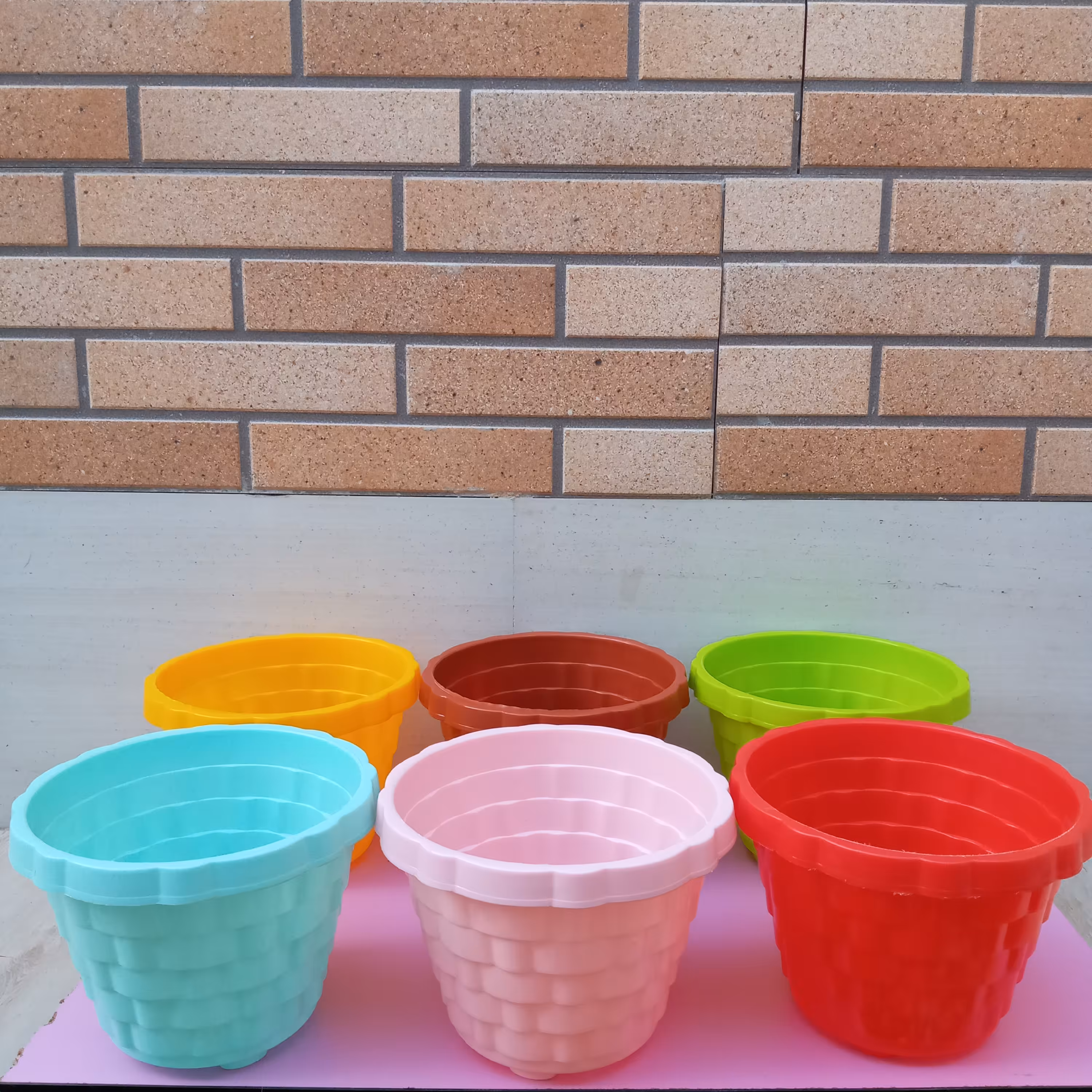 گلدان پلاستیکی گرد بزرگ طرح گنگره ای دارای زیر گلدانی در رنگ های متنوع ابعاد قطر 24 در ارتفاع 18 سانتی متر 