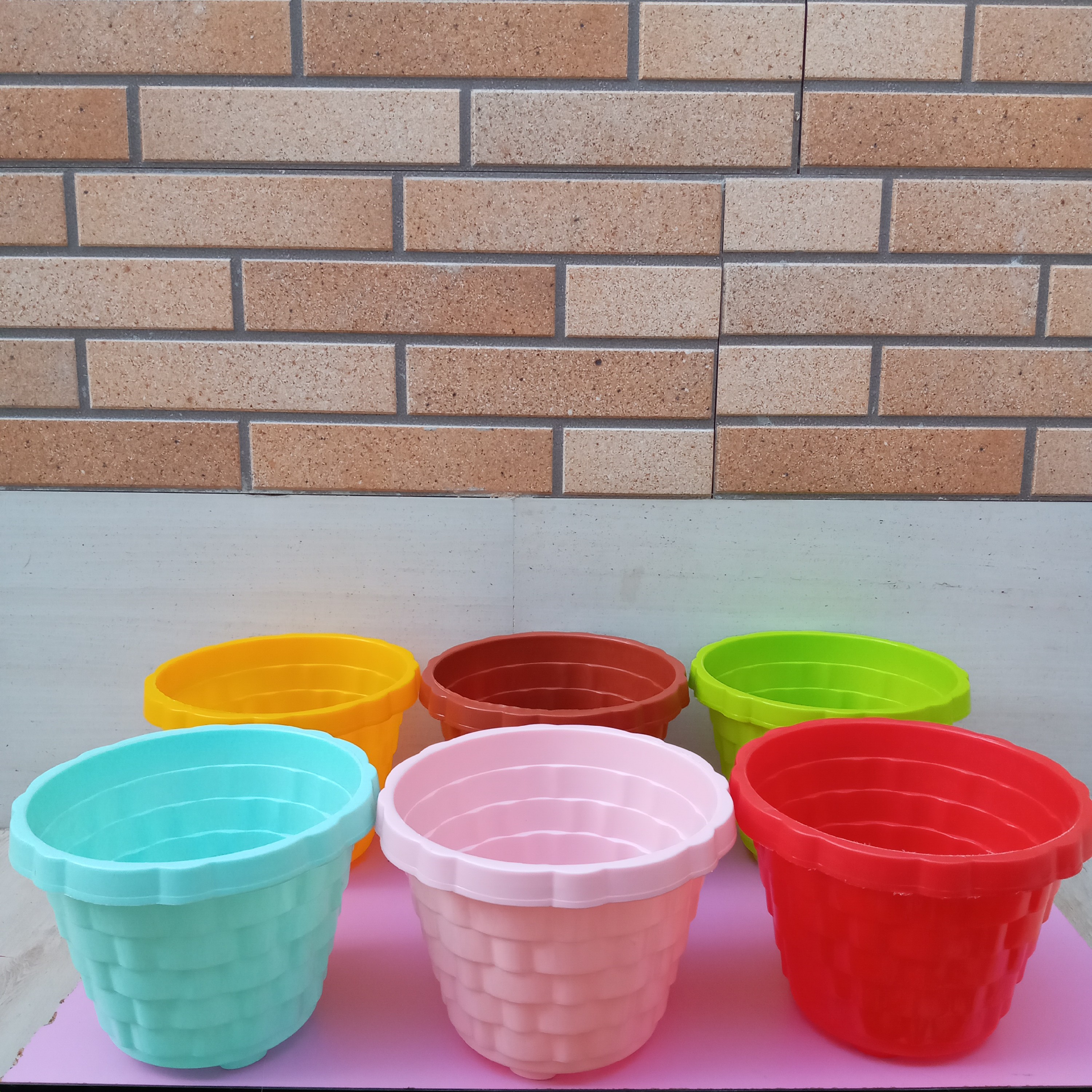 گلدان پلاستیکی گرد بزرگ طرح گنگره ای دارای زیر گلدانی در رنگ های متنوع ابعاد قطر 24 در ارتفاع 18 سانتی متر 