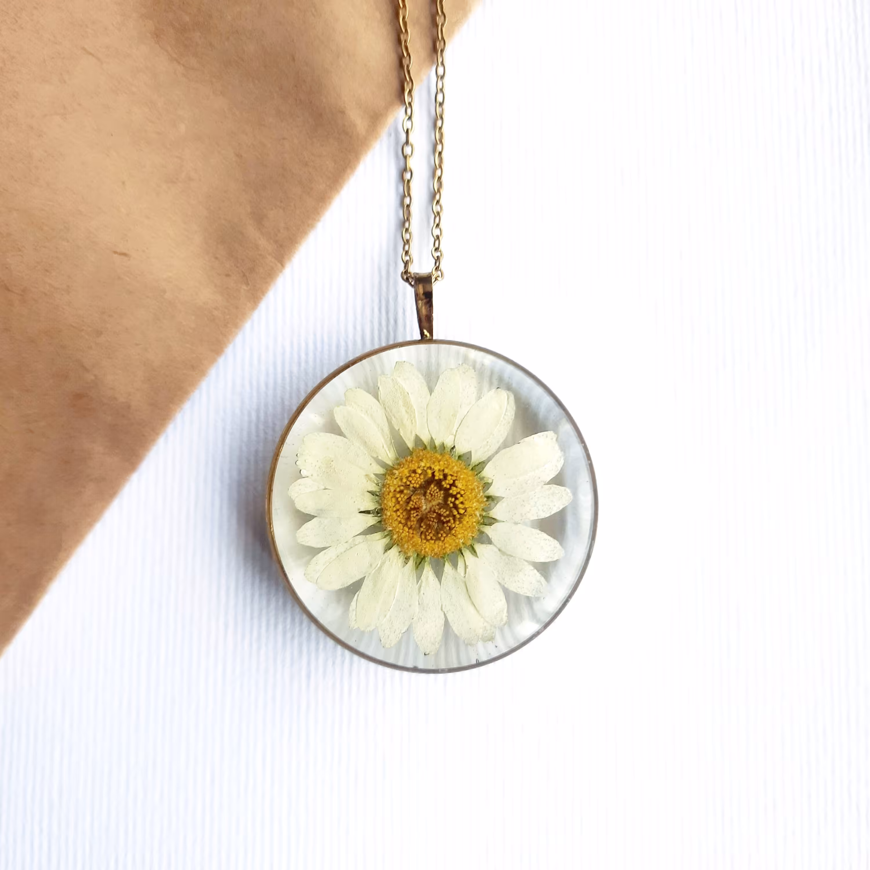 گردنبند بابونه رزینی فریم دایره استیل و رنگ ثابت