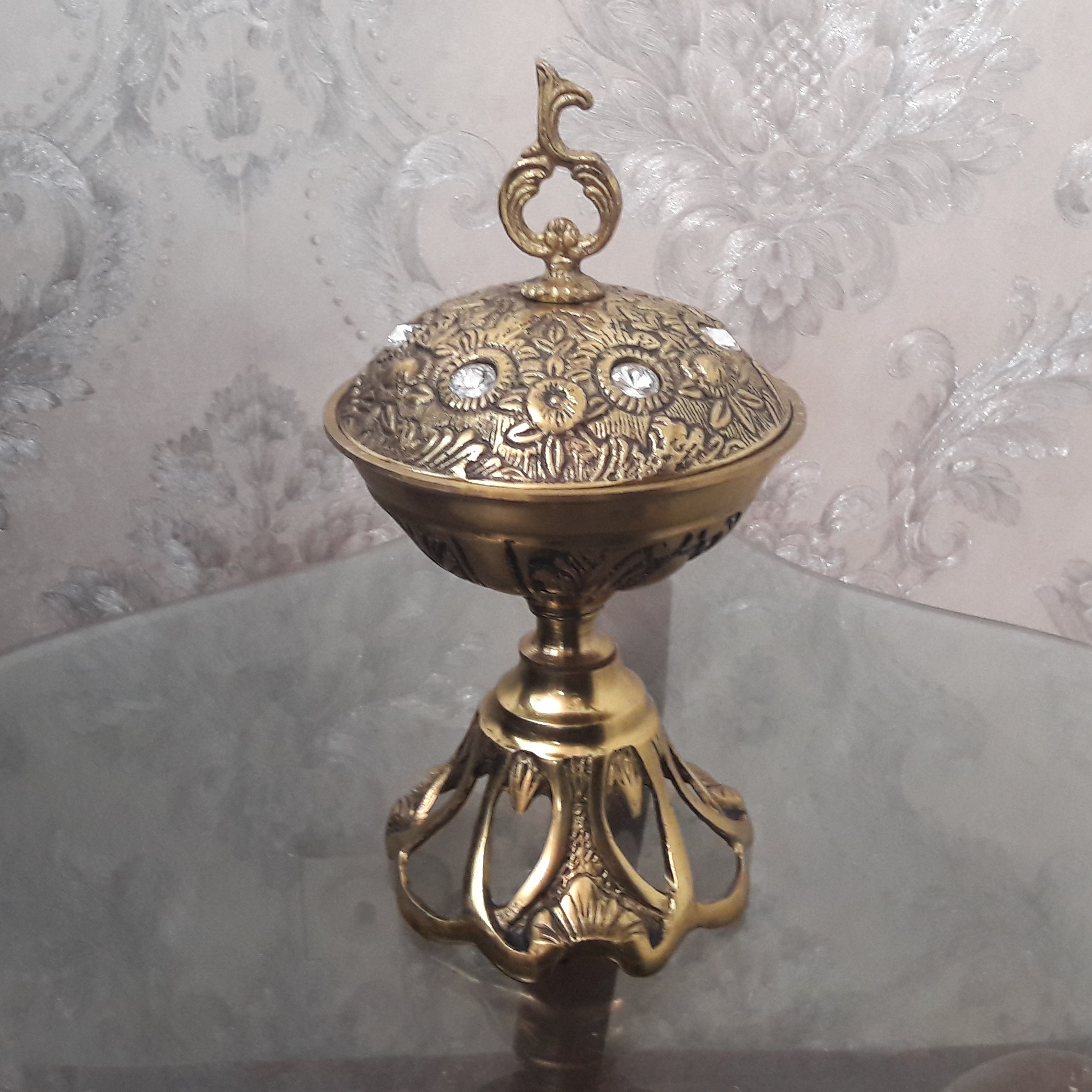 قندان برنز پایه دار نگینی زیبا