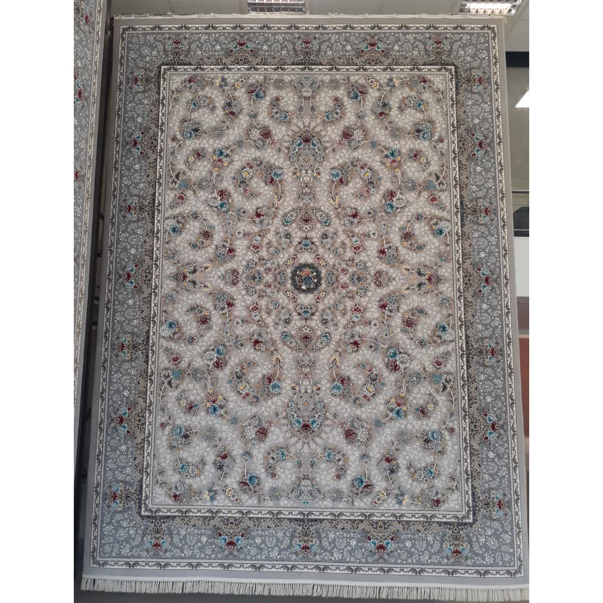 فرش ماشینی 700 شانه اصل تراکم 2550 طرح گل آرا زمینه نقره ای 12 متری جنس اکرولیک