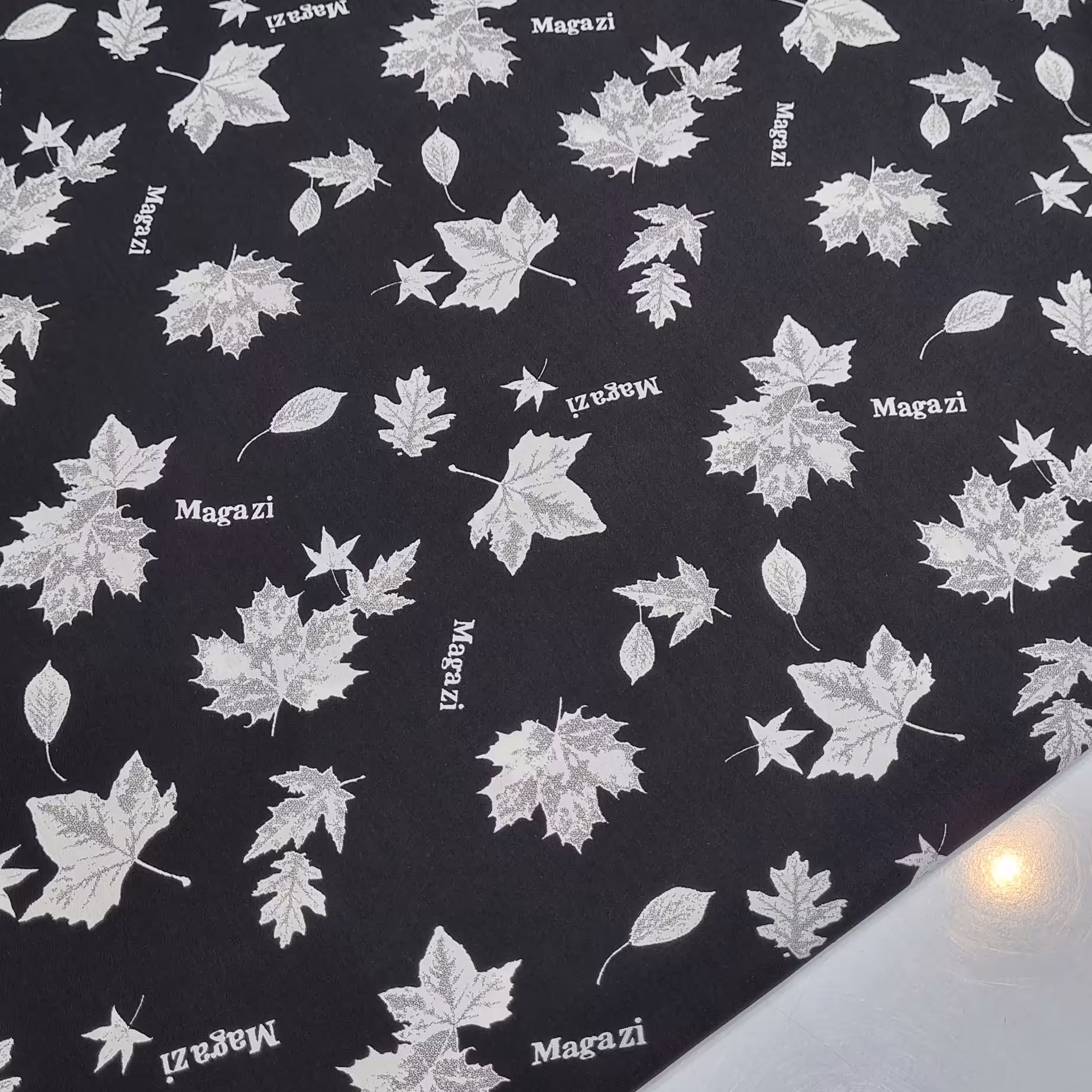 پارچه نخی ترک  طرحدار طرح برگی زمسنه مشکی(توجه قیمت بر اساس نیم متر میباشد)