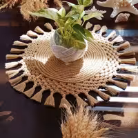 رومیزی گرد مکرومه بافته شده با نخ سه میل تابیده رنگ نسکافه ای .قطر کار 43سانت با ریشه.در رنگ دلخواهتون قابل اجرا میباشد