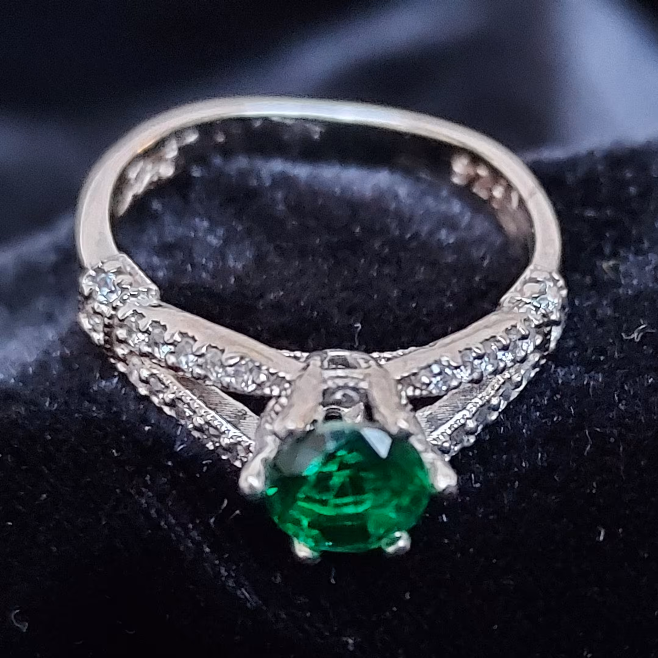 انگشتر نقره زنانه تک نگین سبز عیار 925 آبکاری طلا سفید آقابزرگ