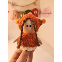 جاسوییچی عروسک روسی لِنیا با کلاه و لباس بافتنی(10سانتی)