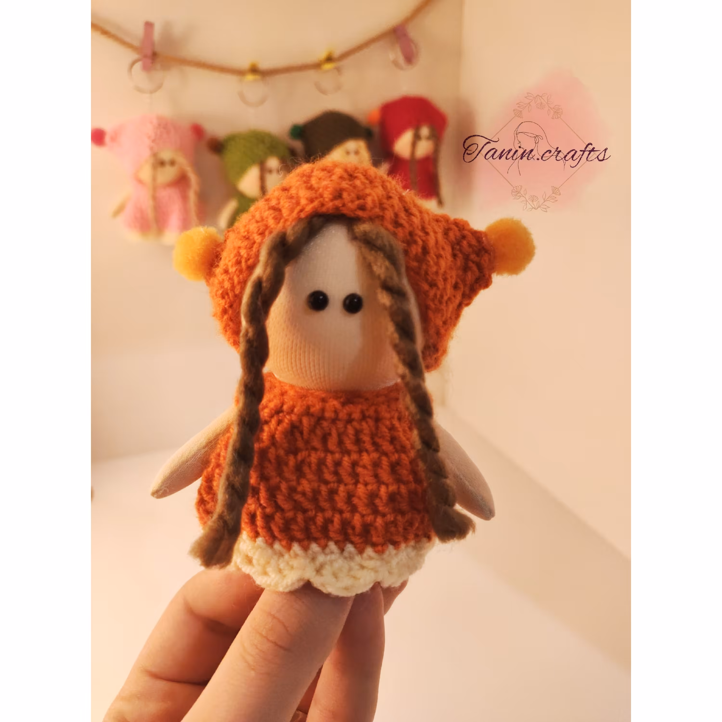 جاسوییچی عروسک روسی لِنیا با کلاه و لباس بافتنی(10سانتی)