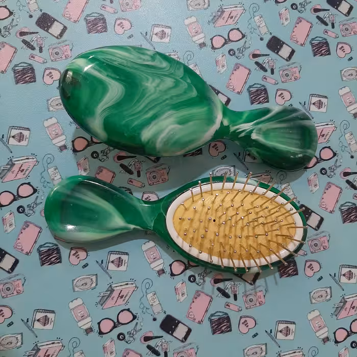 برس مو ضدآب فلزی جنس دندانه های برس فلزی دارای بسته بندی سلفونی مناسب کودک رنگ س