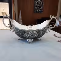 صنایع دستی-کشکول نیم گرد قلمزتی شده طرح گل و مرغ-نقره فام