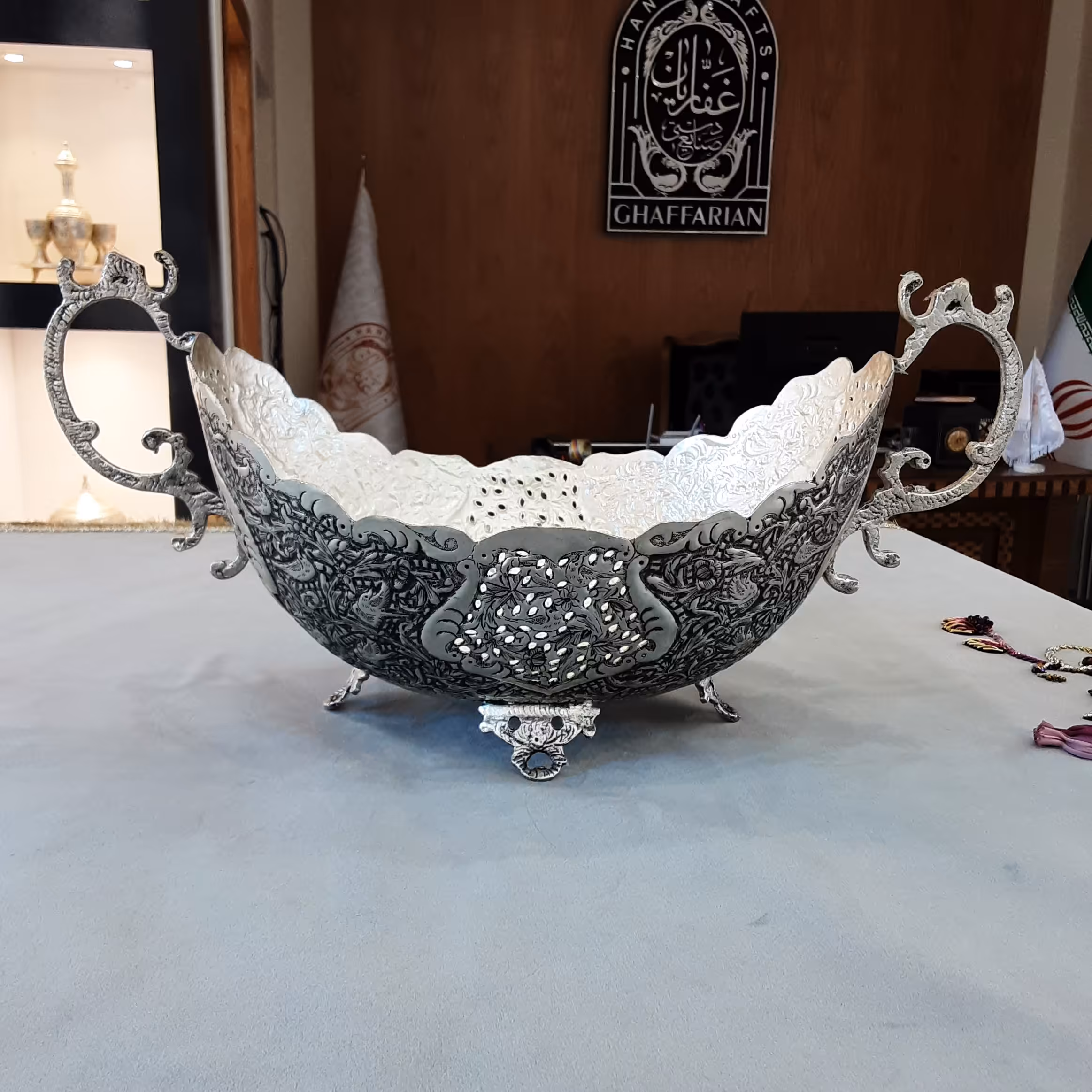 صنایع دستی-کشکول نیم گرد قلمزتی شده طرح گل و مرغ-نقره فام