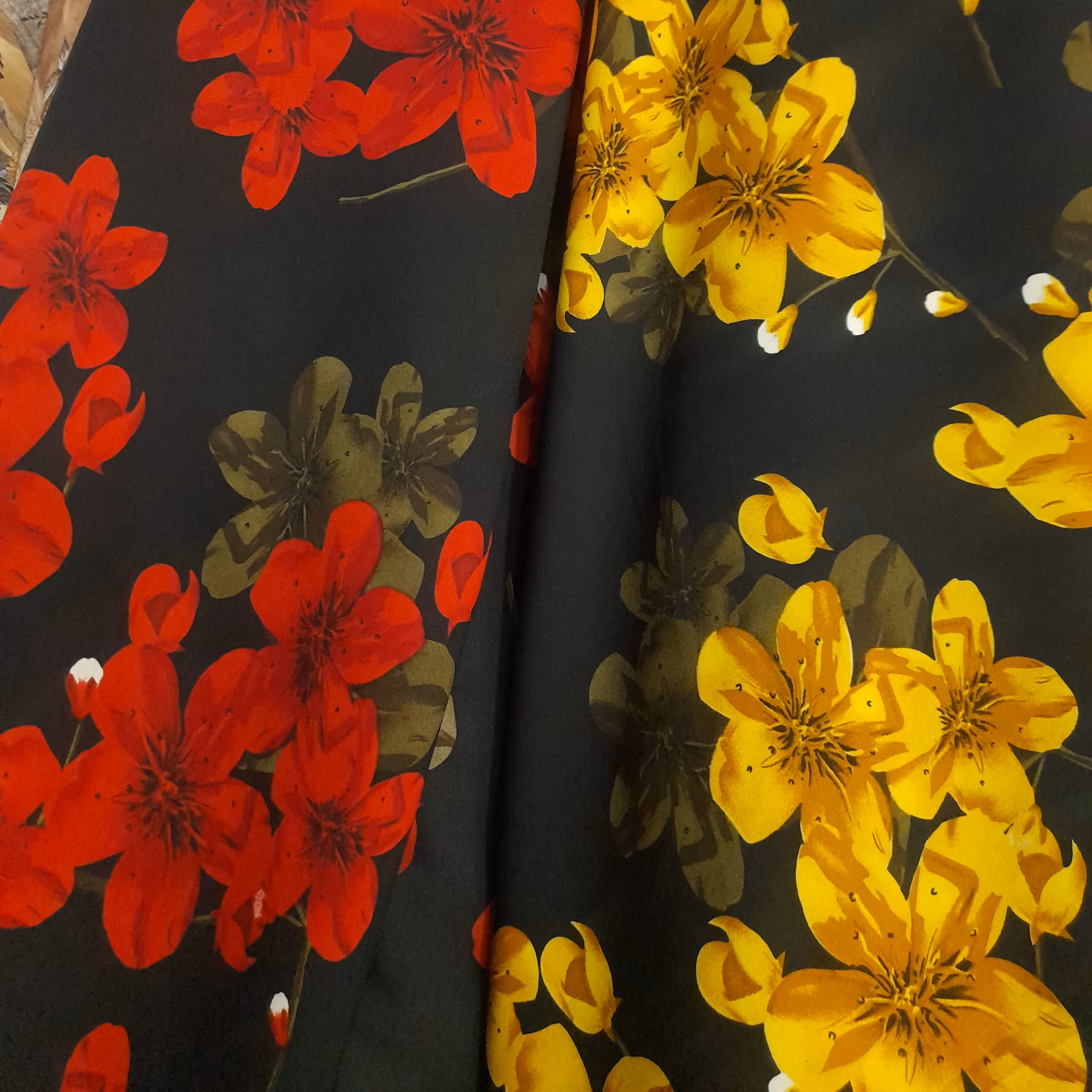 پارچه کرپ حریر گلدار...