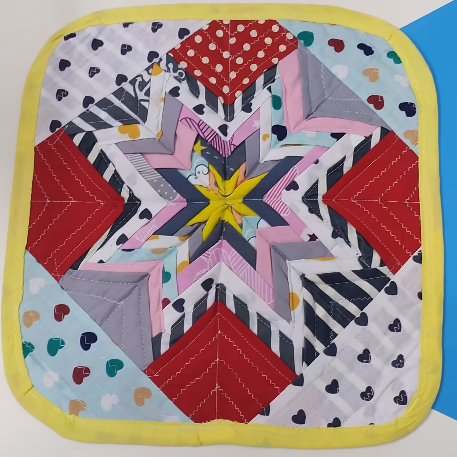 زیر قابلمه ی چهل تیکه دوزی شده طرح ستاره 