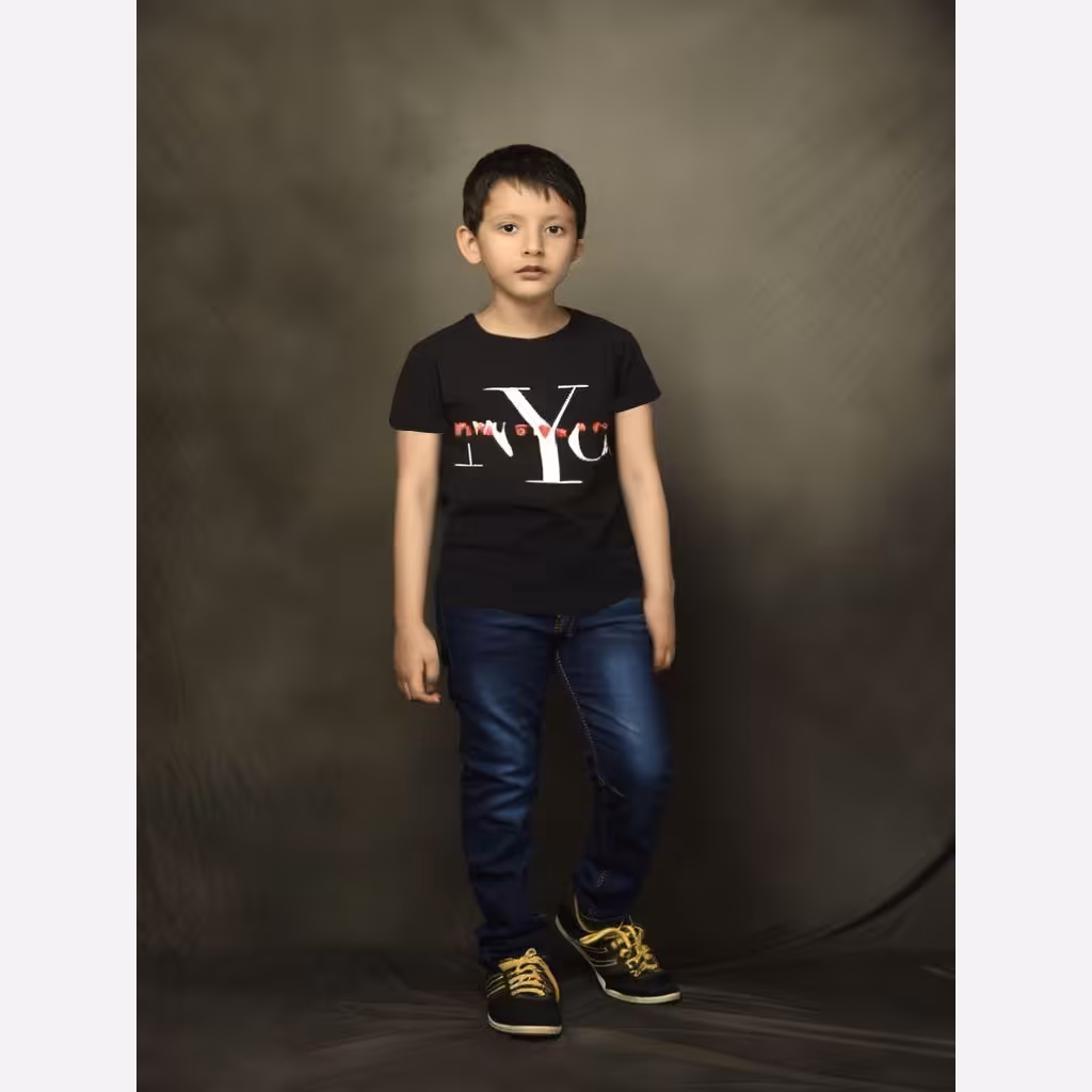 تیشرت نخی اسپورت   دخترانه وپسرانه  خارجی ( بنگلادش) طرح نیویورک
نخی لطیف باکیفیت عالی 
سایزبندی 10تا13سال
