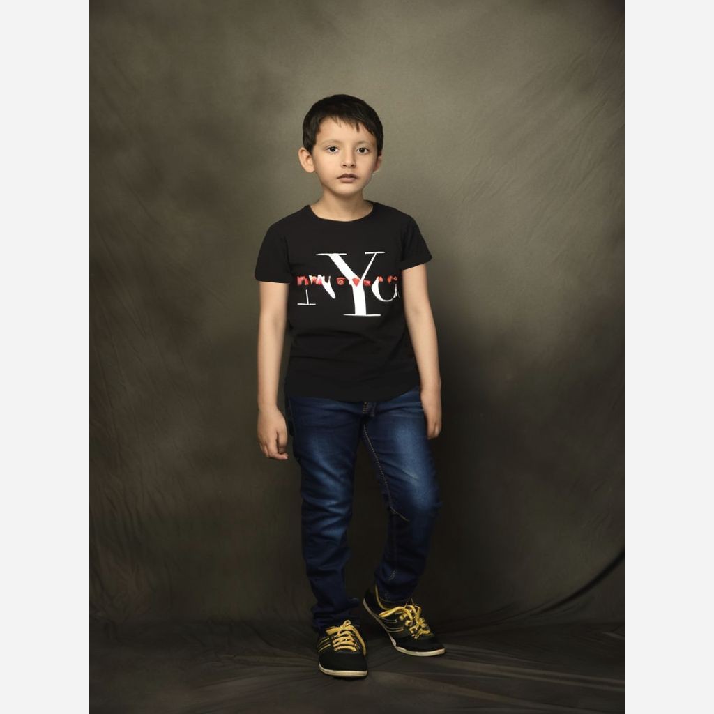 تیشرت نخی اسپورت   دخترانه وپسرانه  خارجی ( بنگلادش) طرح نیویورک
نخی لطیف باکیفیت عالی 
سایزبندی 10تا13سال
