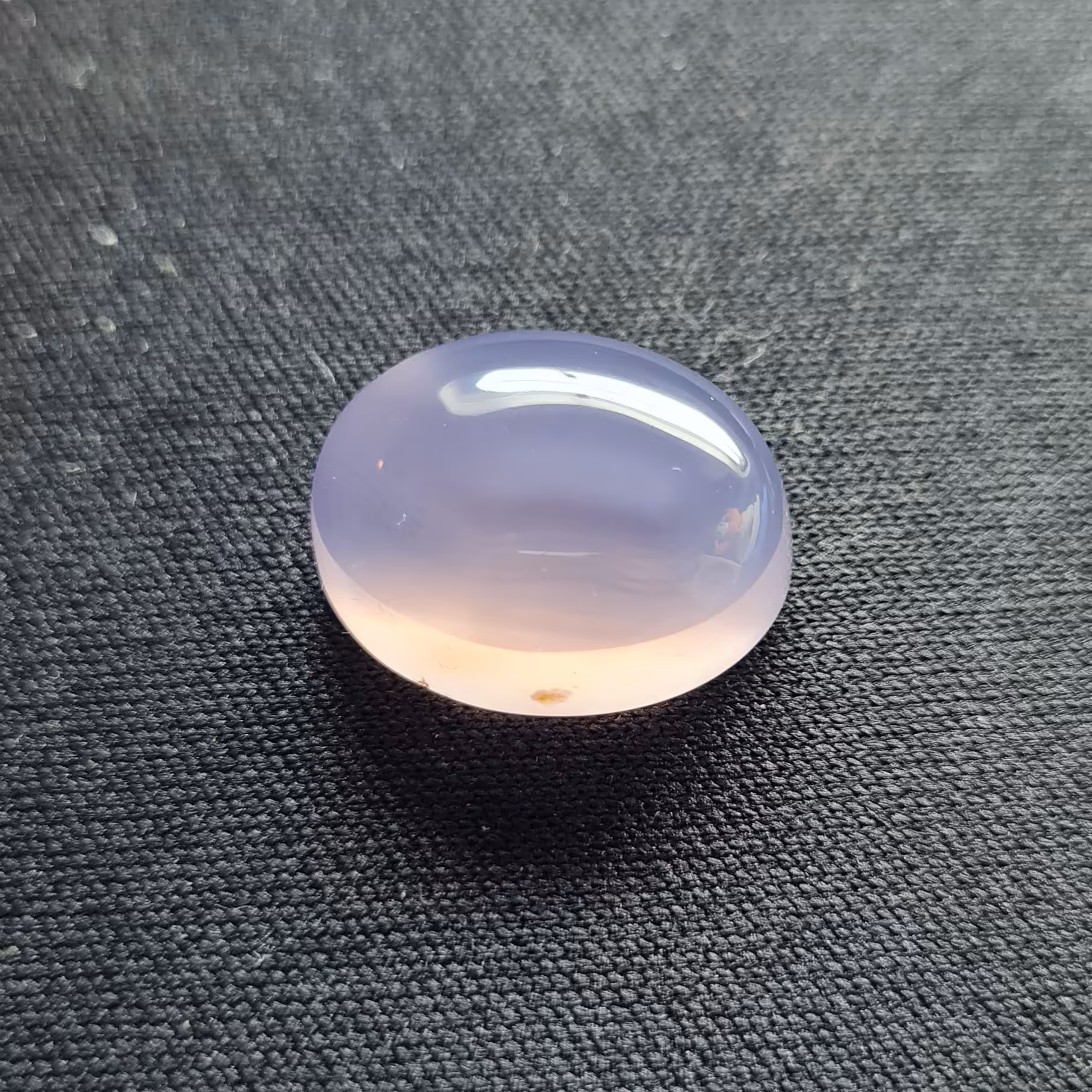 نگین عقیق سوسنی 10 (مشخصات: طول: 1.8 سانتی متر. عرض: 1.4 سانتی متر. ارتفاع: 0.6 سانتی متر.)