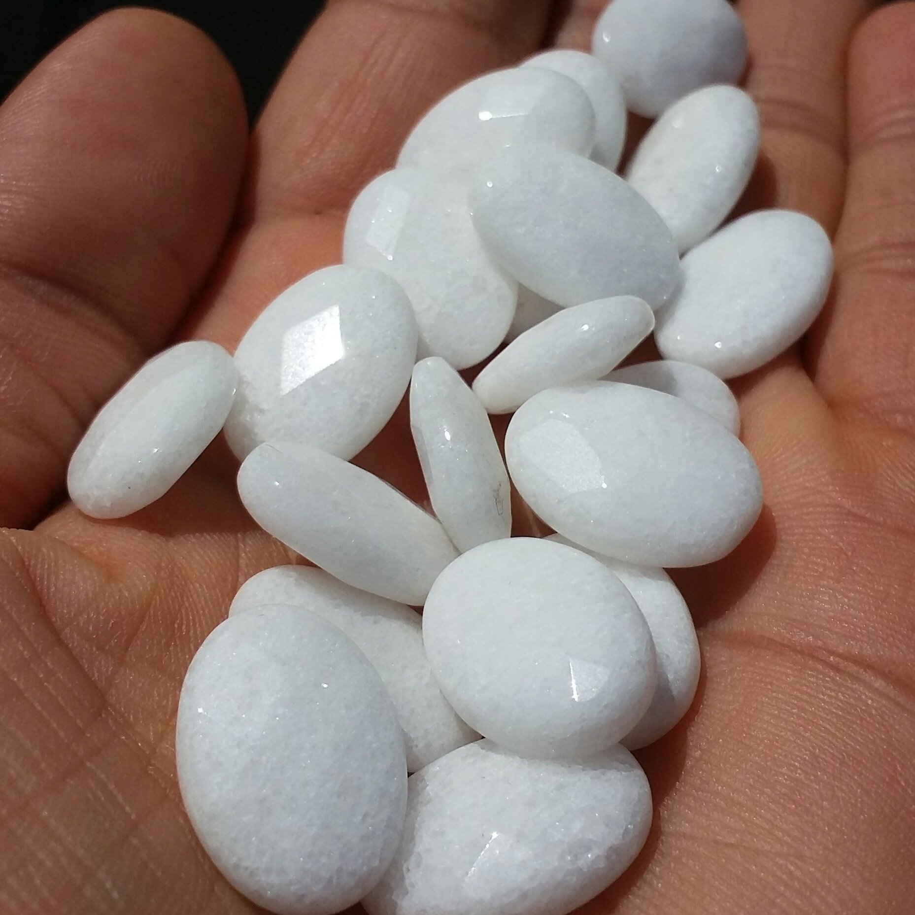 نگین جید سفید دو طرف تراش جواهری بسیار چشم نواز صد در صد طبیعی 