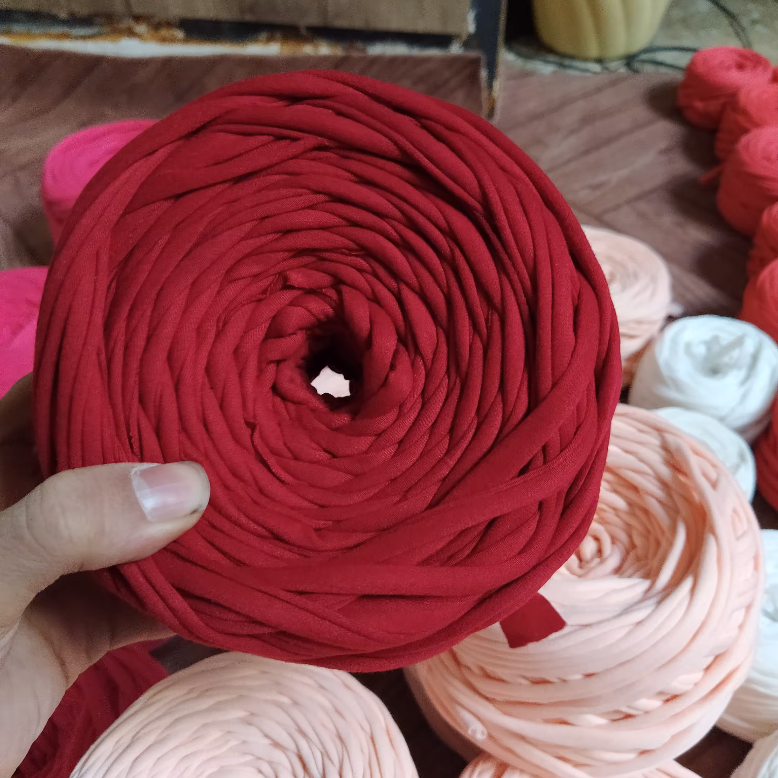 نخ تریکو زرشکی حدود نیم کیلو