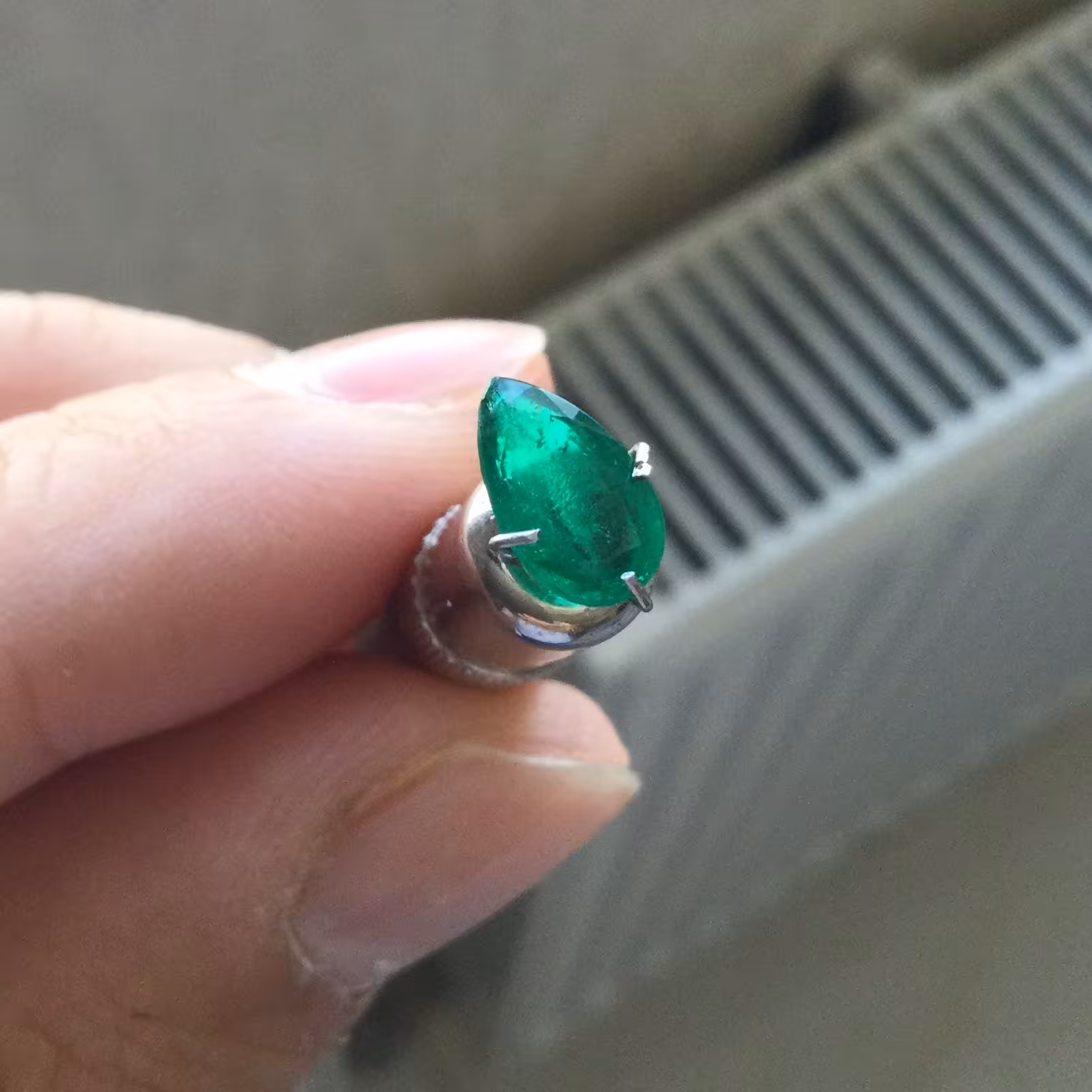 زمرد زامبیا تراش اشکی پاک درجه یک 