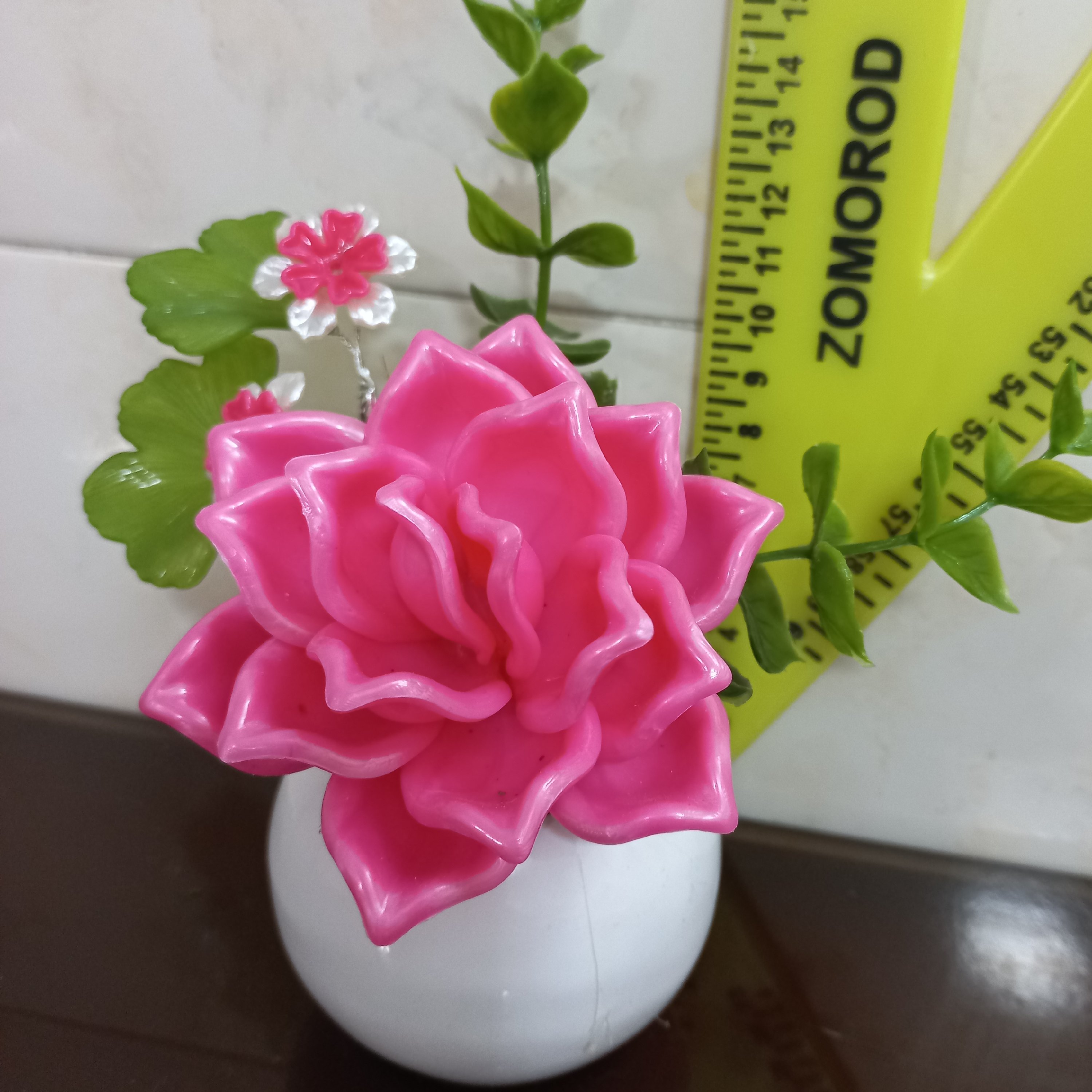 گلدان گرد سفید_ گل رز صورتی