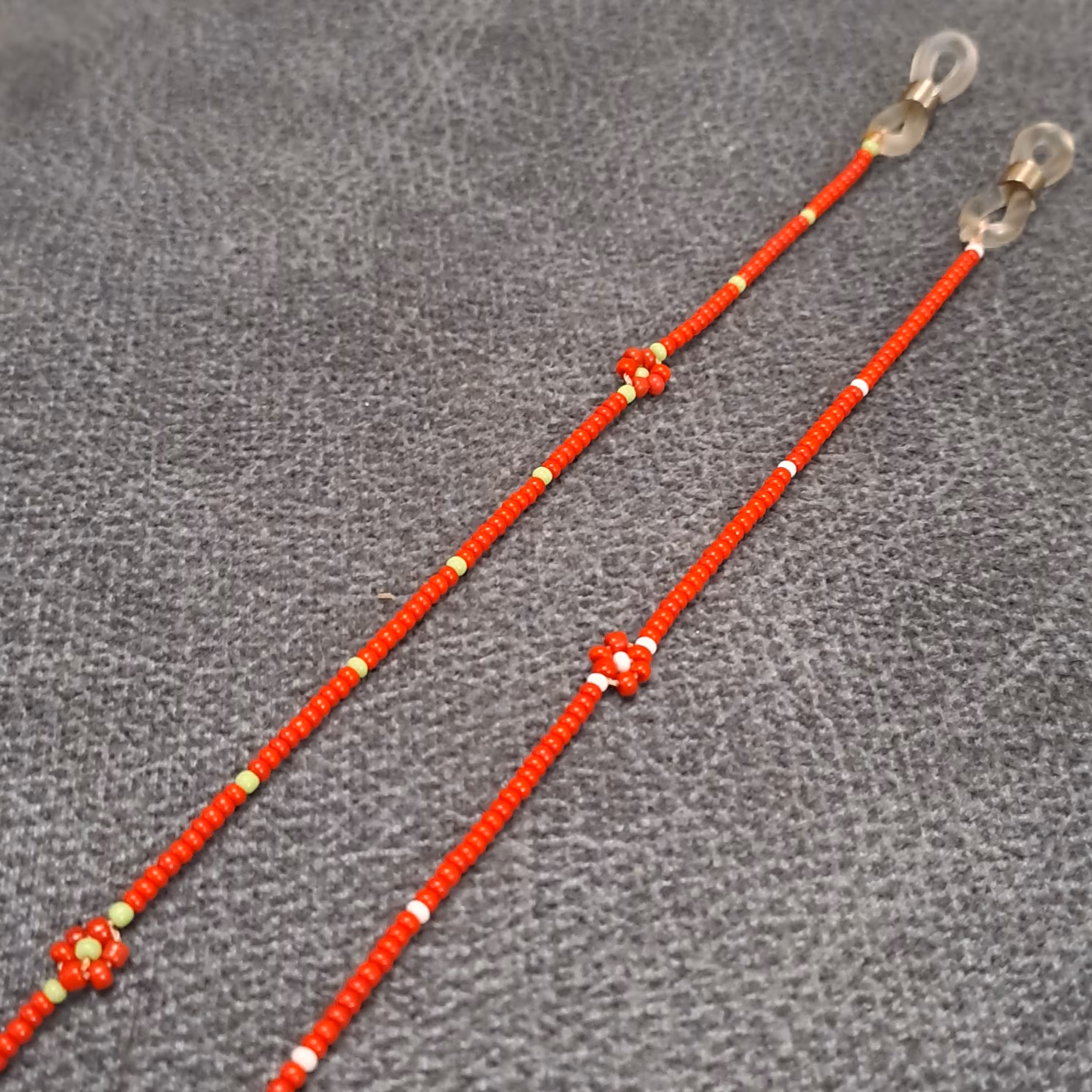 بند عینک منجوقی طرح گل ساخته شده با منجوقهای ریز قرمز و سفید و قرمز و مشکی