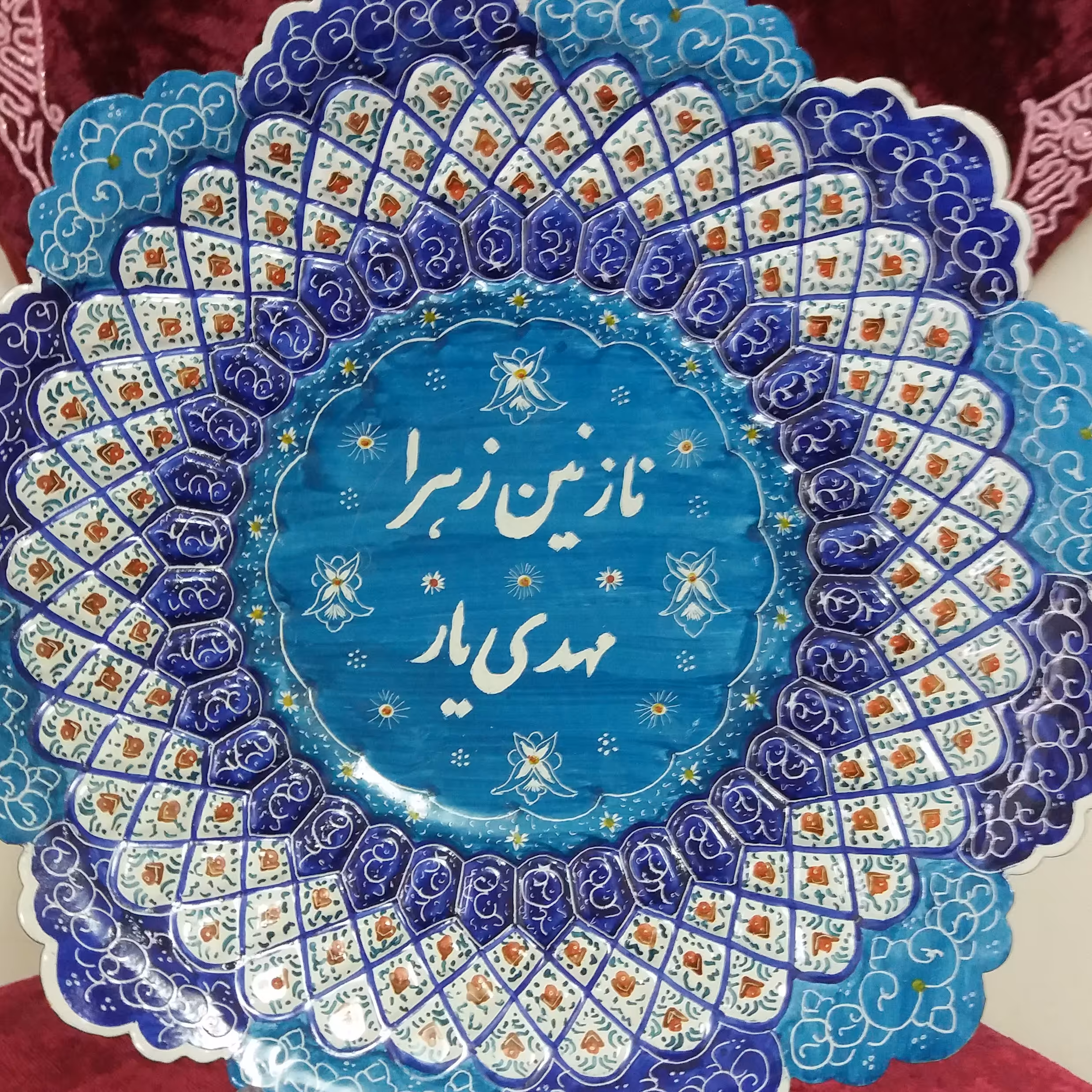 بشقاب های وسط نوشته شده با تنوع طرح