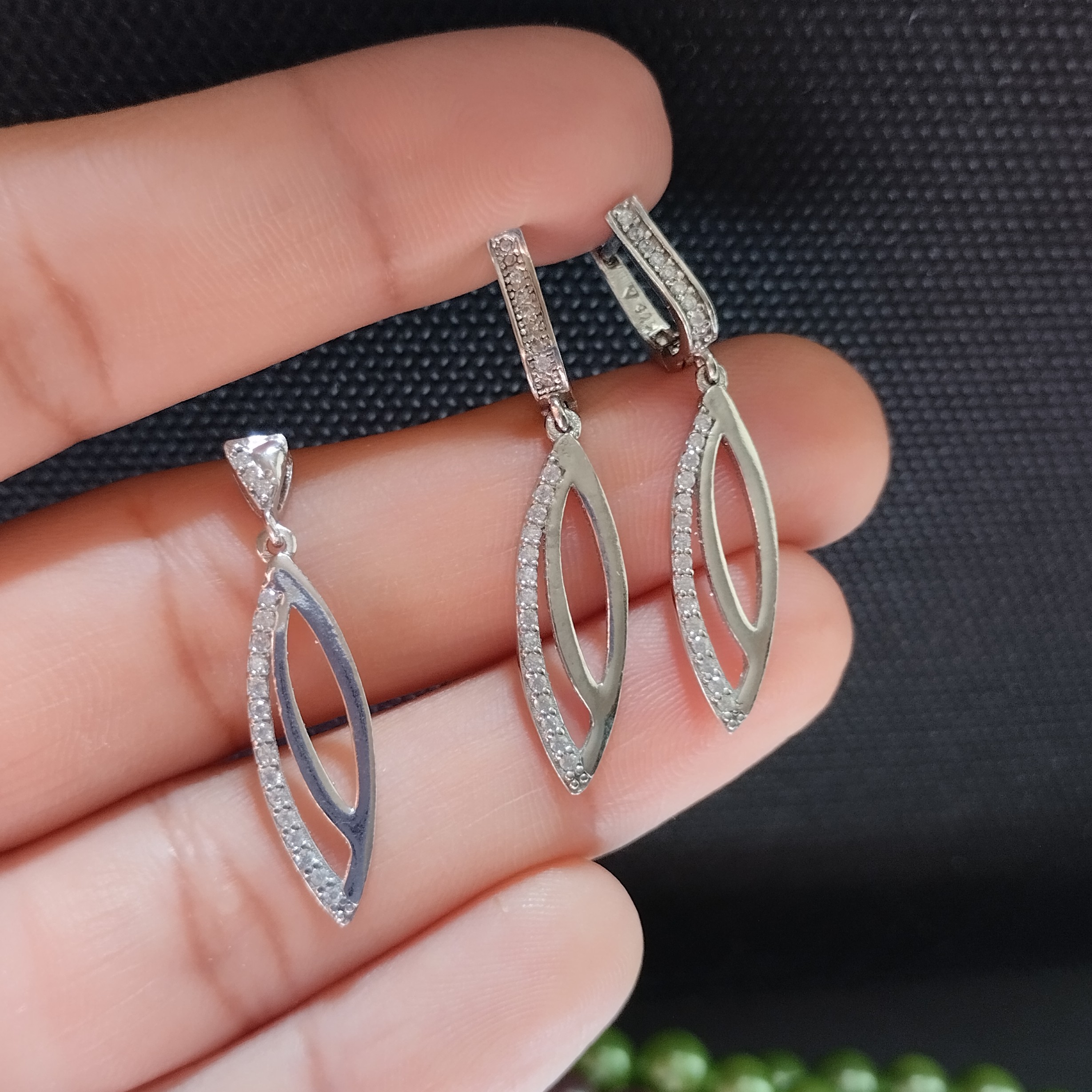 نیم ست نقره عیار925باروکش طلاسفید دارای گوشواره های آویزی