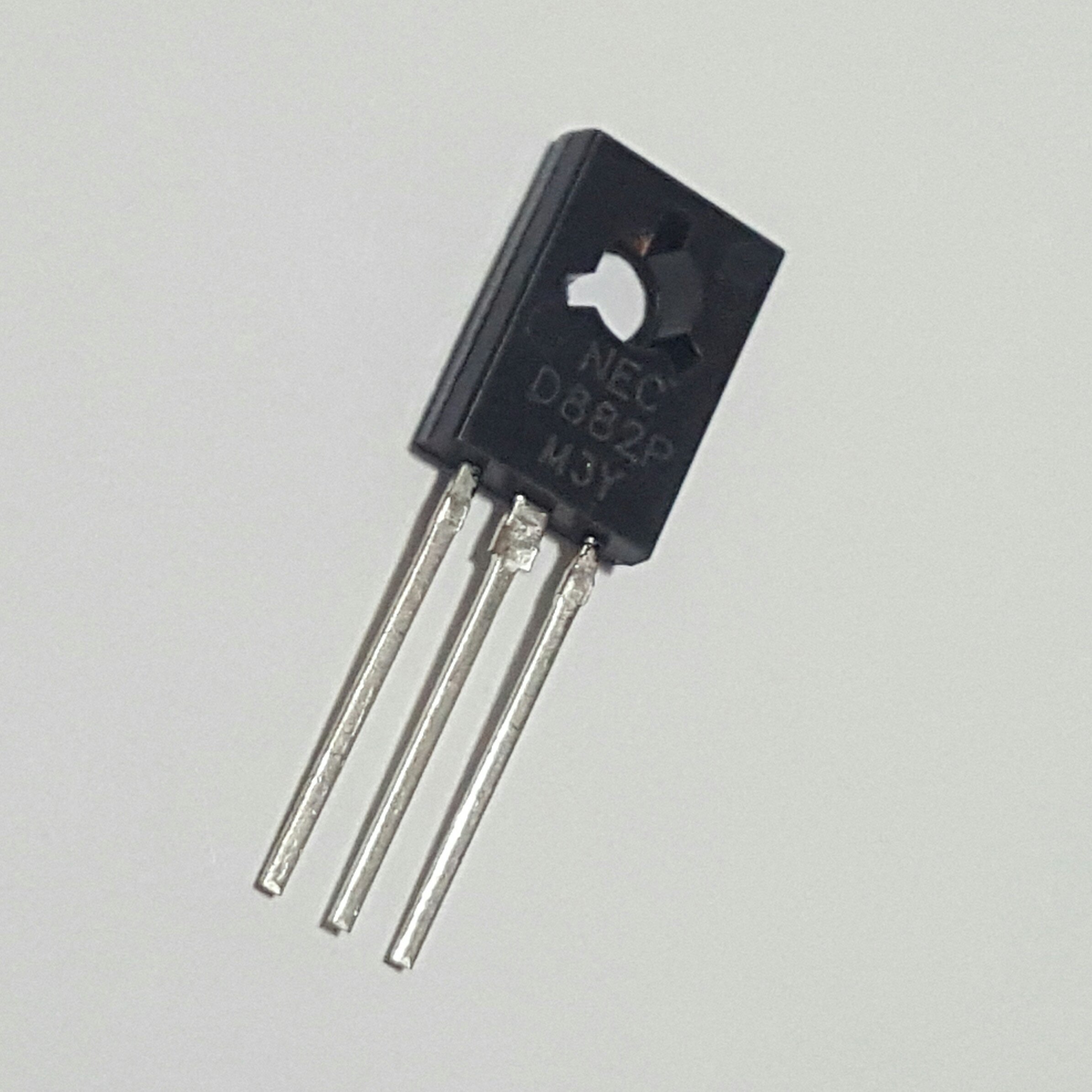ترانزیستور D882