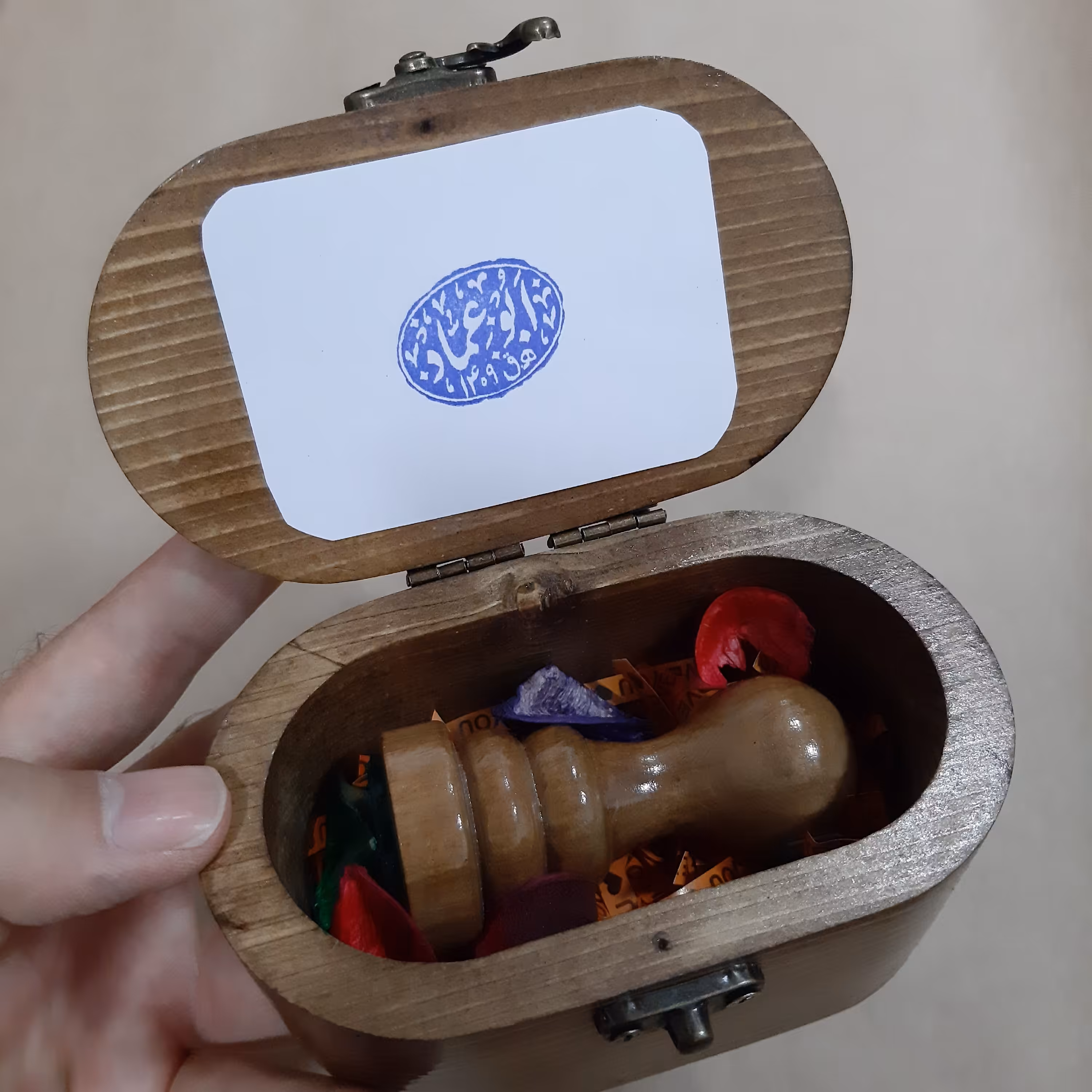 طراحی و ساخت مهر خاتم با دسته و جعبه چوبی با اسم مورد نظر شما
